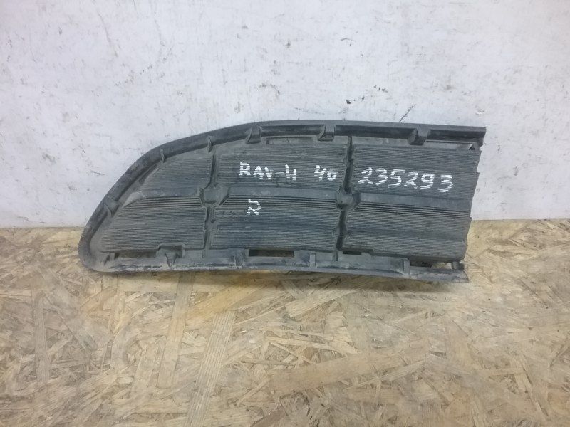 Решетка переднего бампера правая Toyota RAV4 CA40