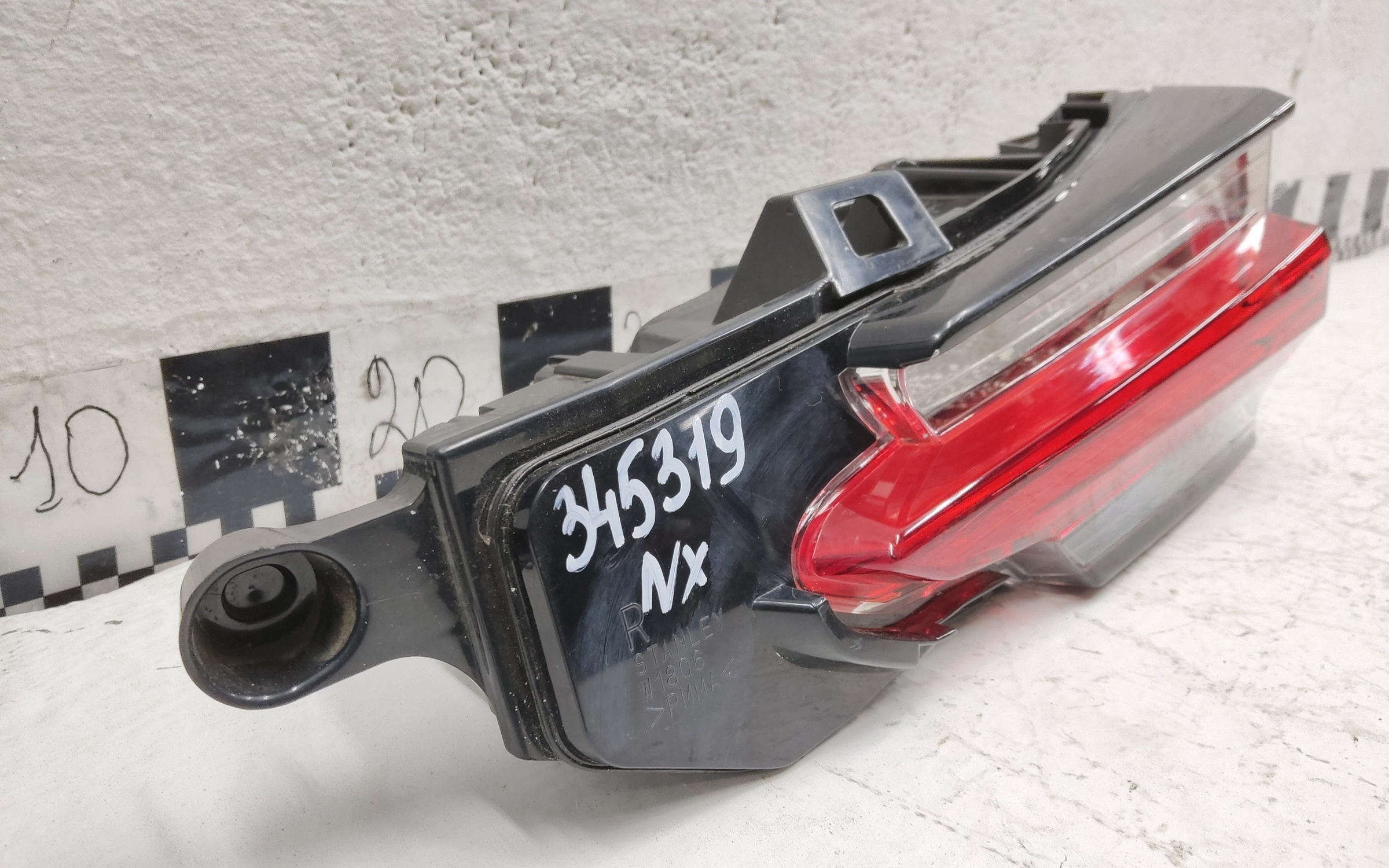 Фонарь задний правый внутренний Lexus NX LED