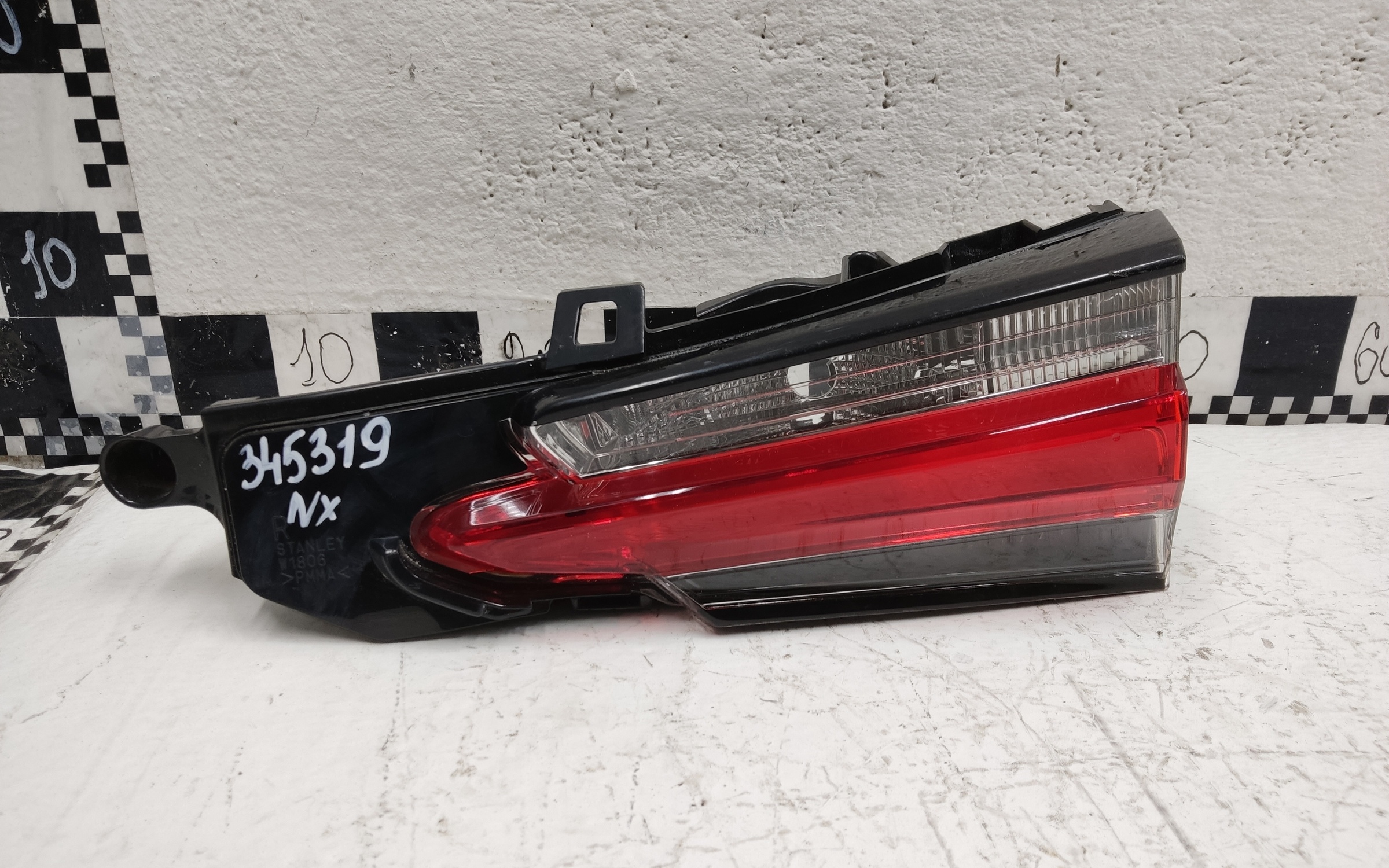 Фонарь задний правый внутренний Lexus NX LED