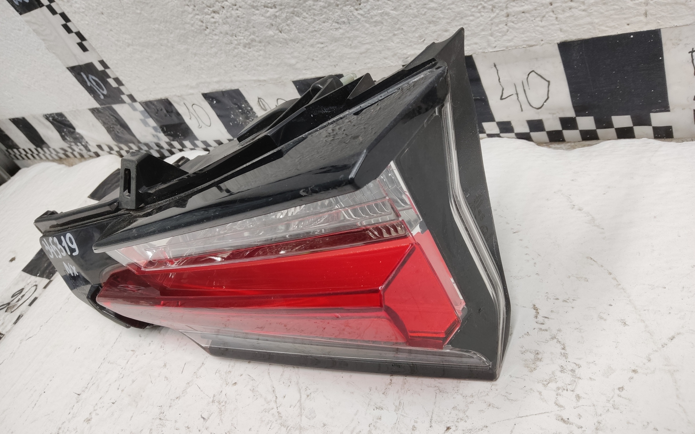 Фонарь задний правый внутренний Lexus NX LED