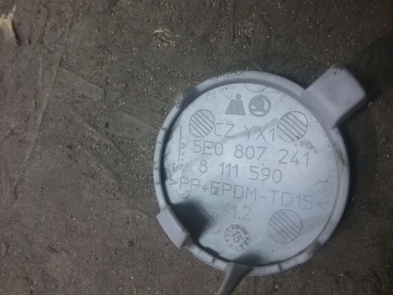 Заглушка буксировочного крюка переднего бампера Skoda Octavia A7