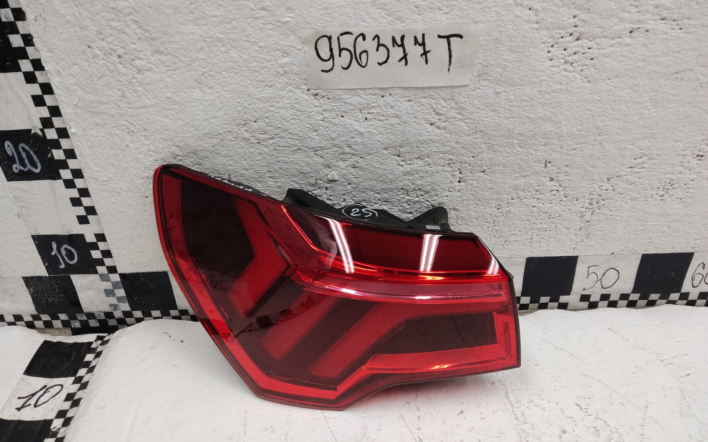 Фонарь задний левый наружный Audi Q3 2 LED