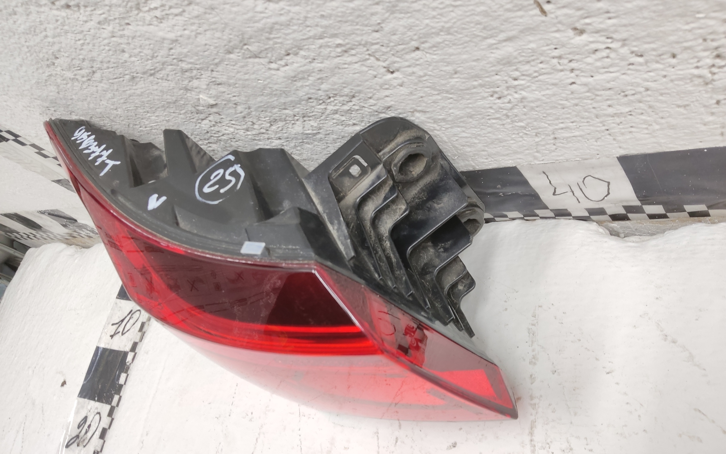 Фонарь задний левый наружный Audi Q3 2 LED