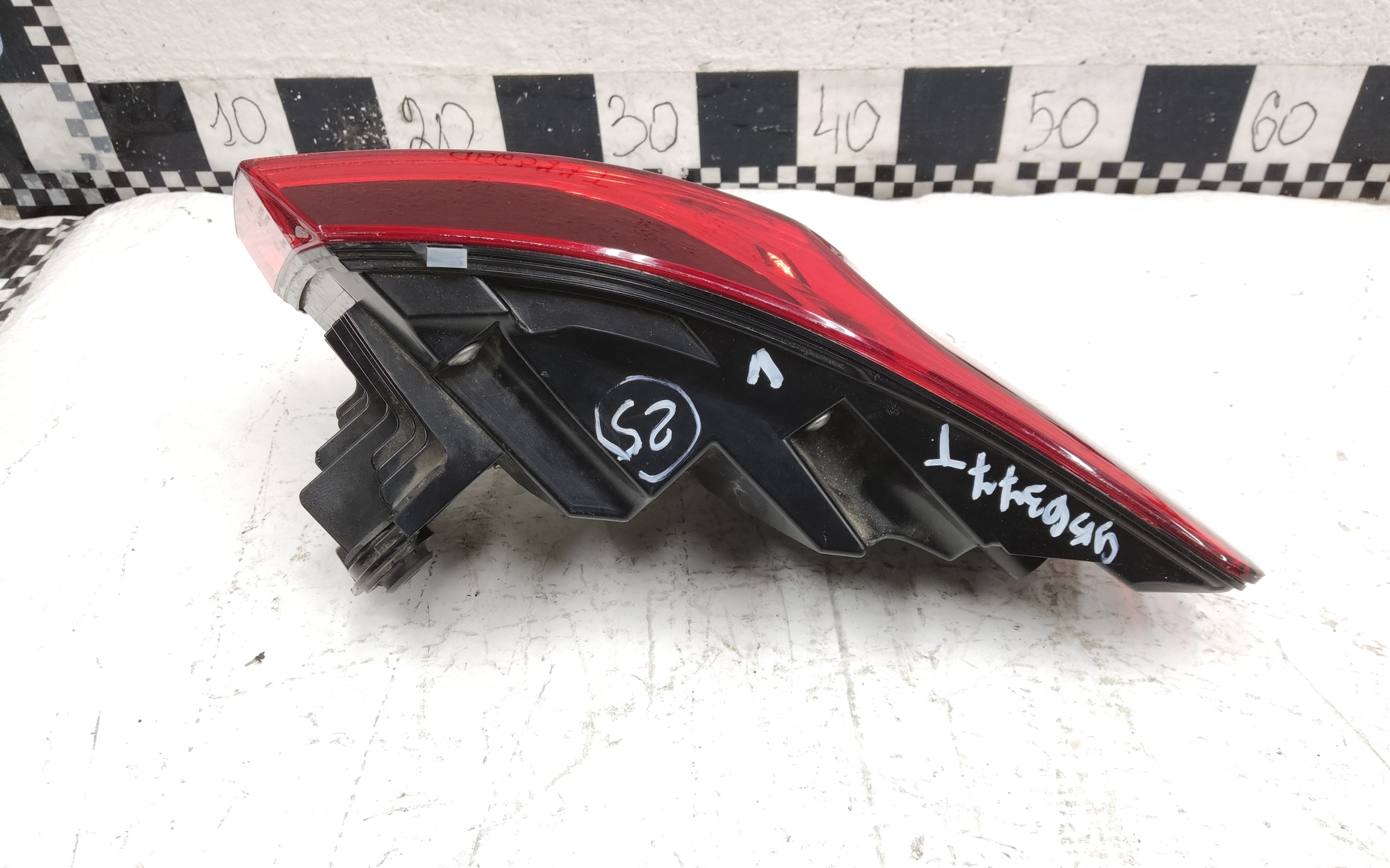 Фонарь задний левый наружный Audi Q3 2 LED