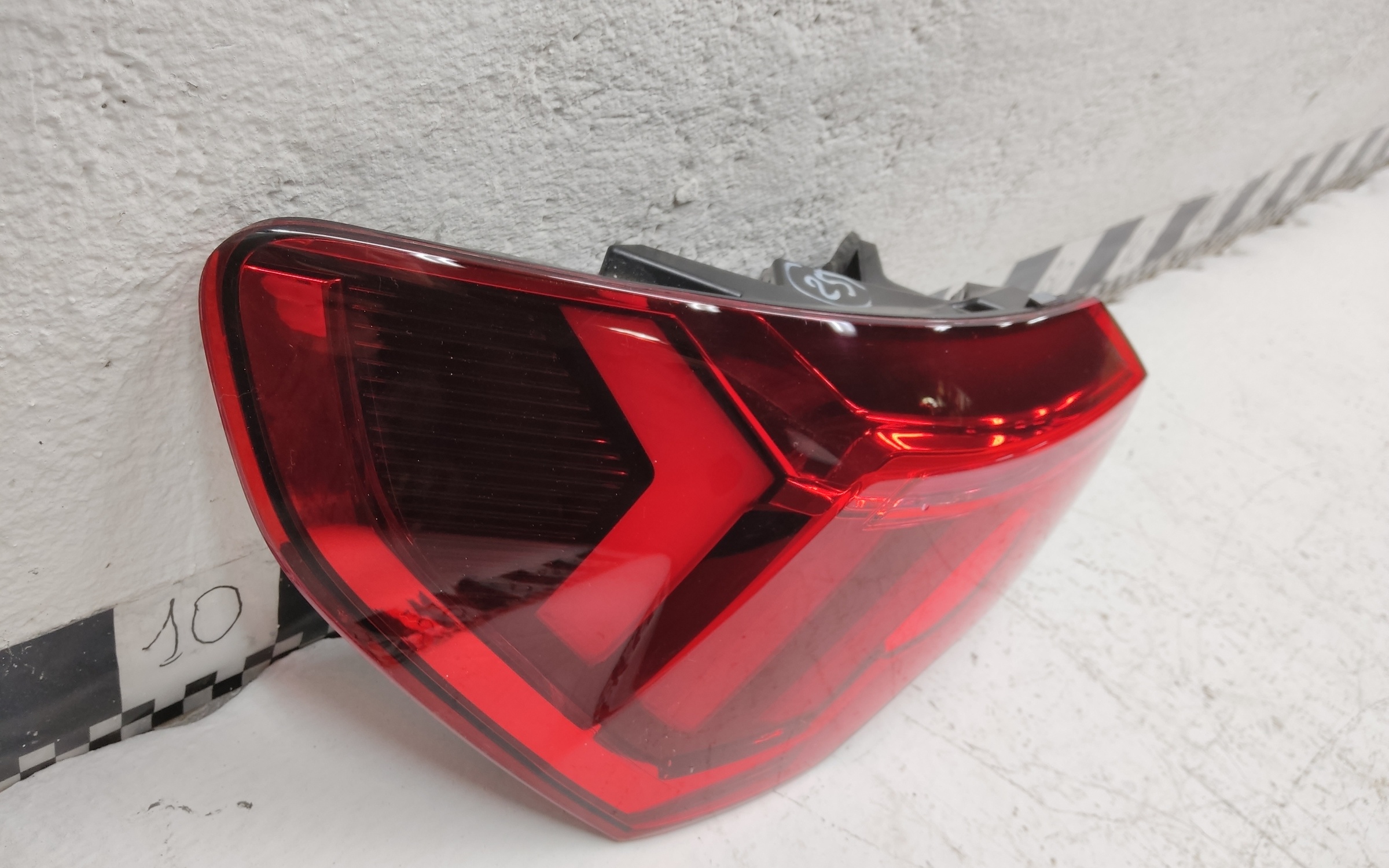 Фонарь задний левый наружный Audi Q3 2 LED