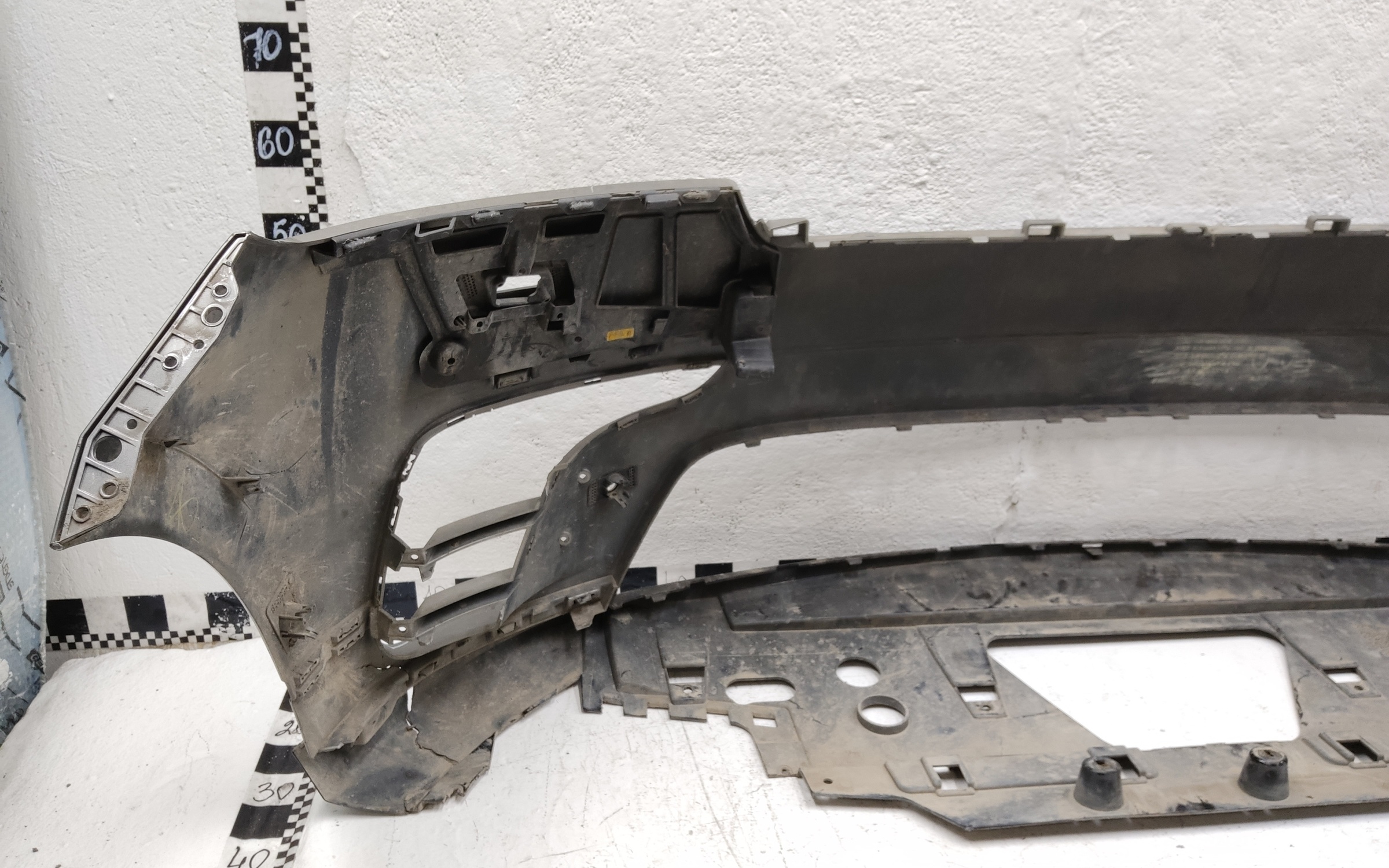 Бампер передний Land Rover Range Rover Velar под 4 парктроника и омыватели