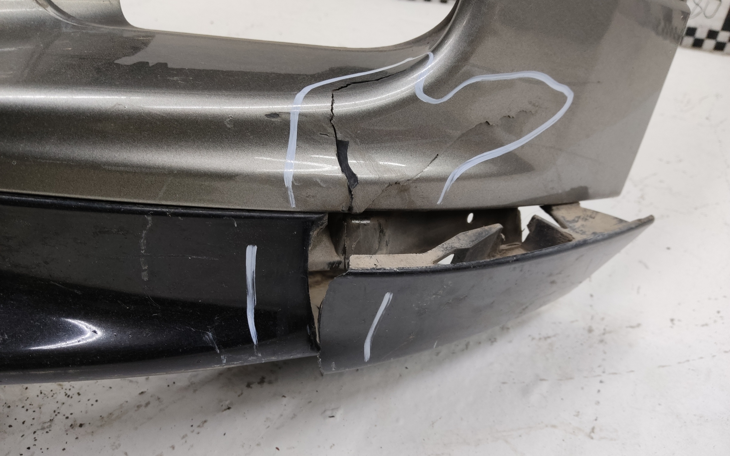 Бампер передний Land Rover Range Rover Velar под 4 парктроника и омыватели