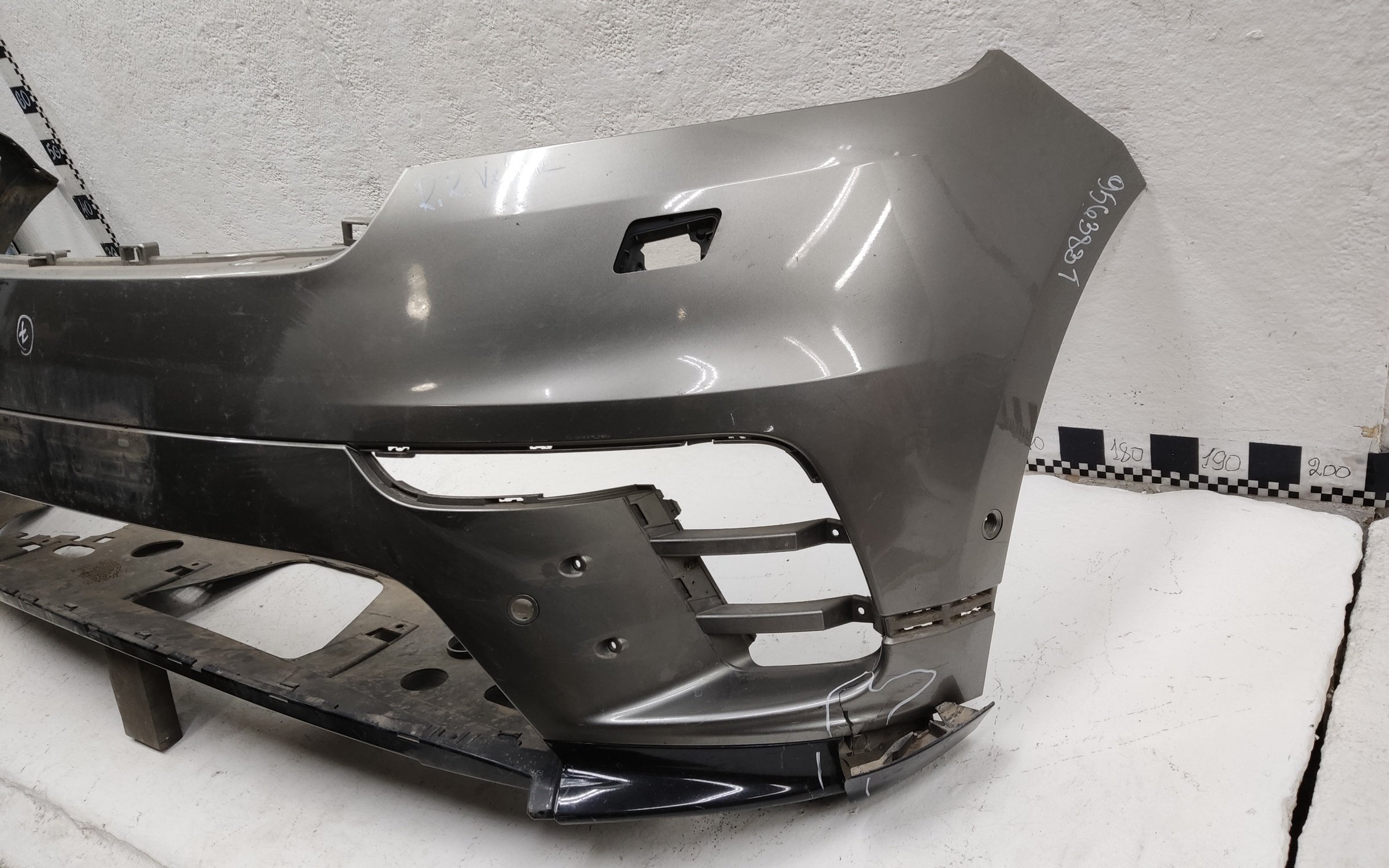 Бампер передний Land Rover Range Rover Velar под 4 парктроника и омыватели