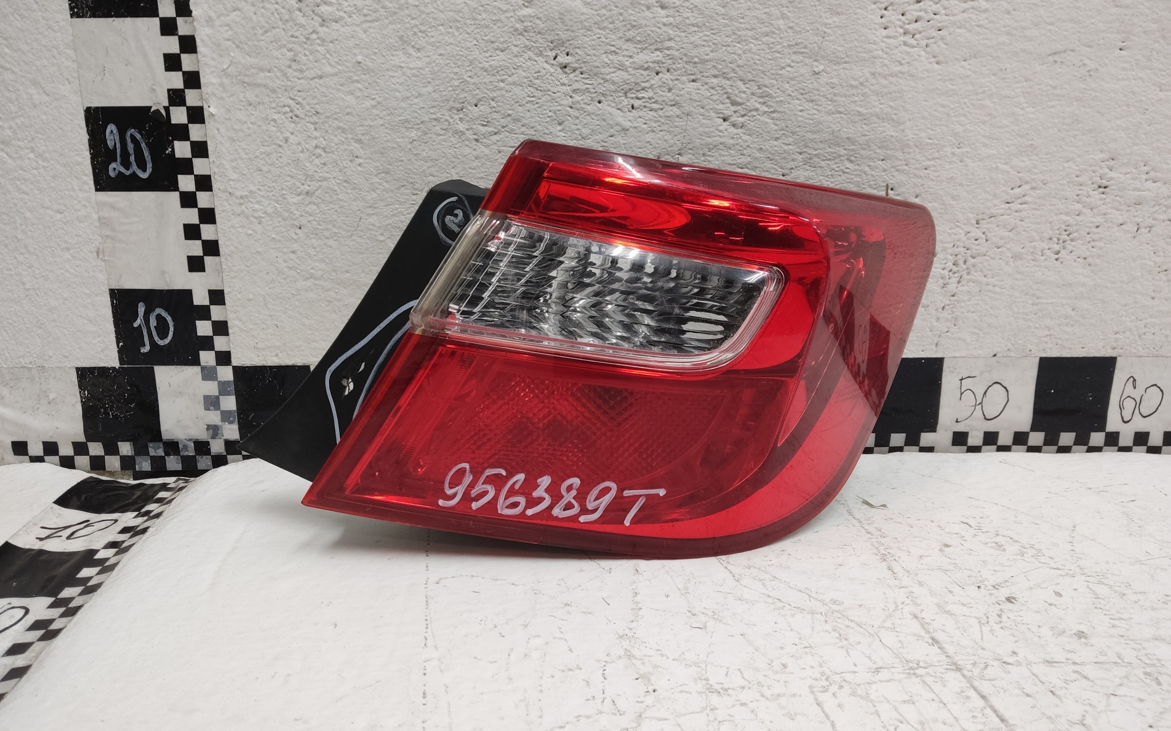 Фонарь задний правый наружный Toyota Camry V50