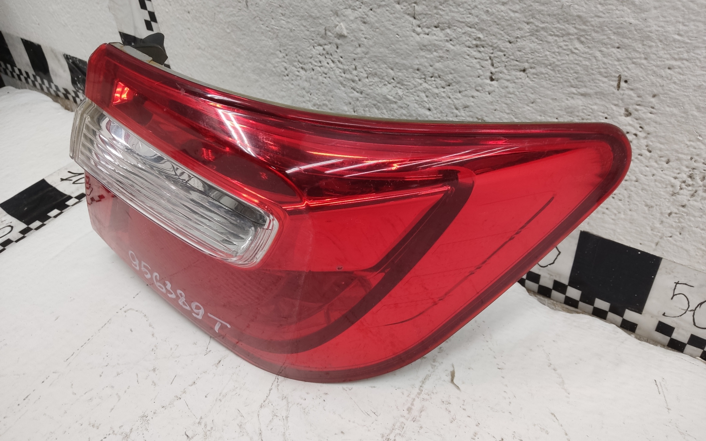 Фонарь задний правый наружный Toyota Camry V50