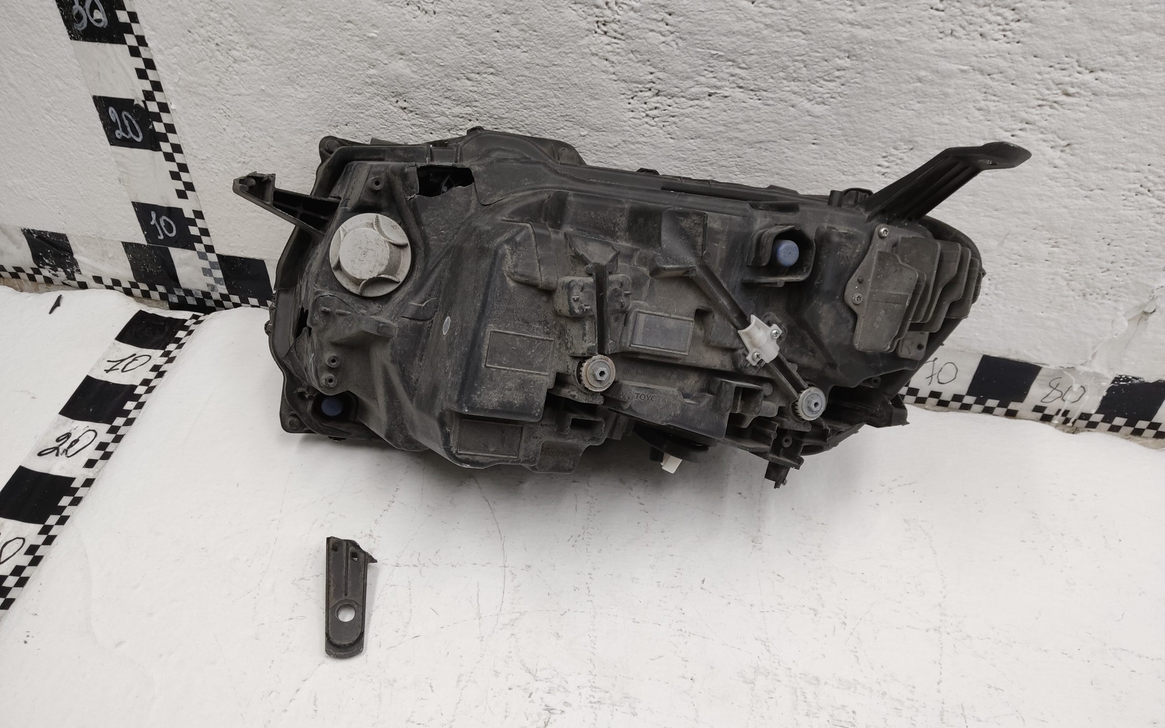 Фара передняя правая Toyota Land Cruiser 300 LED  2 линзы