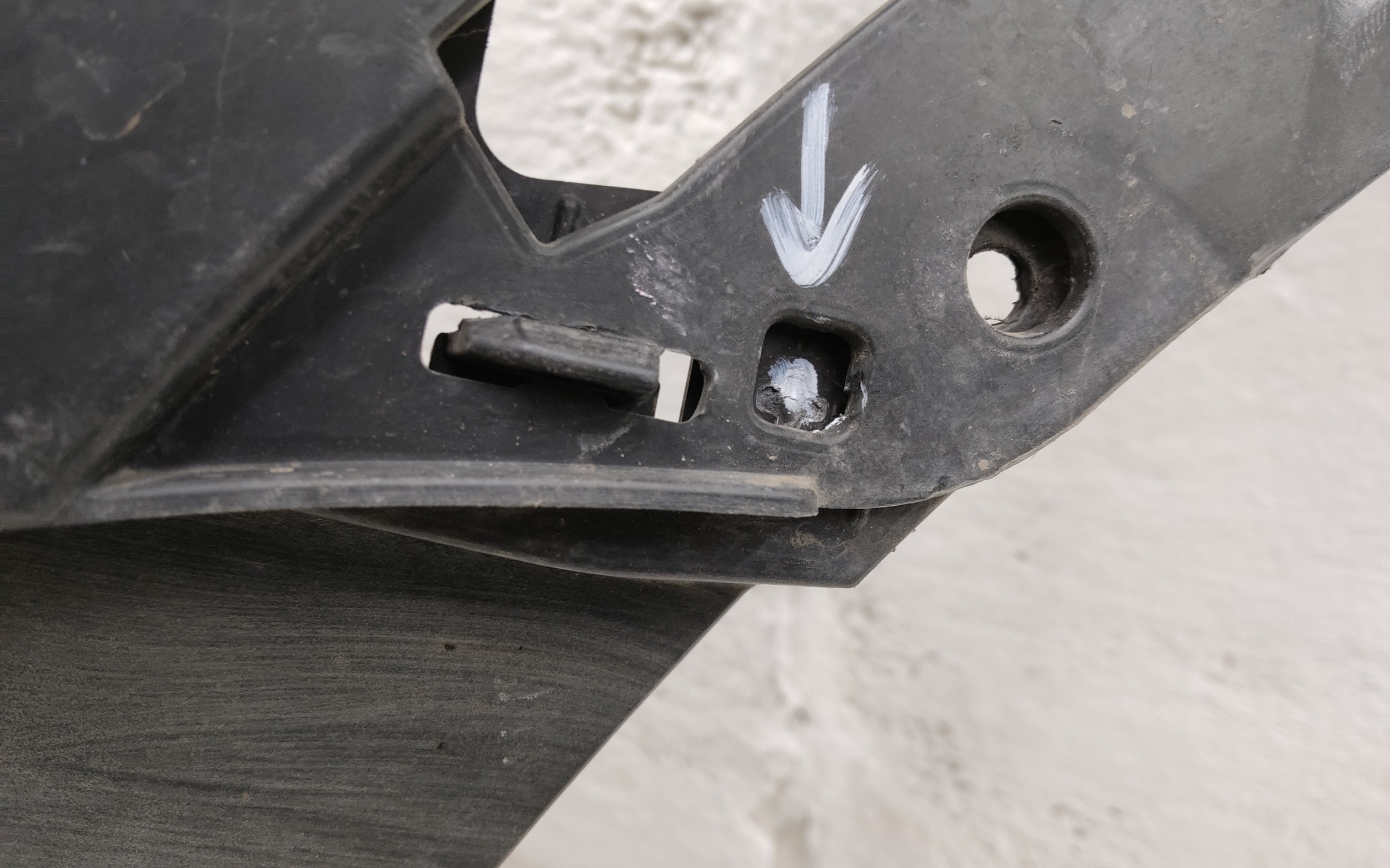 Кронштейн переднего бампера левый BMW X5 G05 Restail