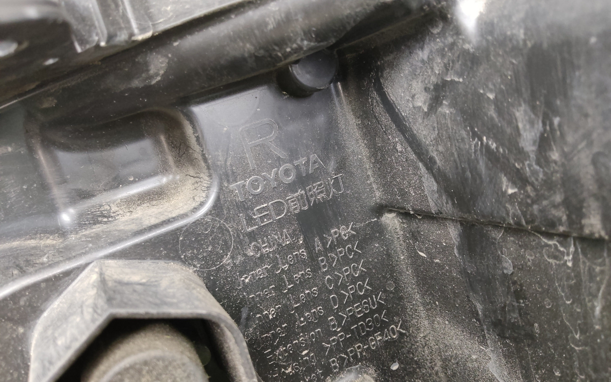 Фара передняя правая Toyota Camry V80 LED