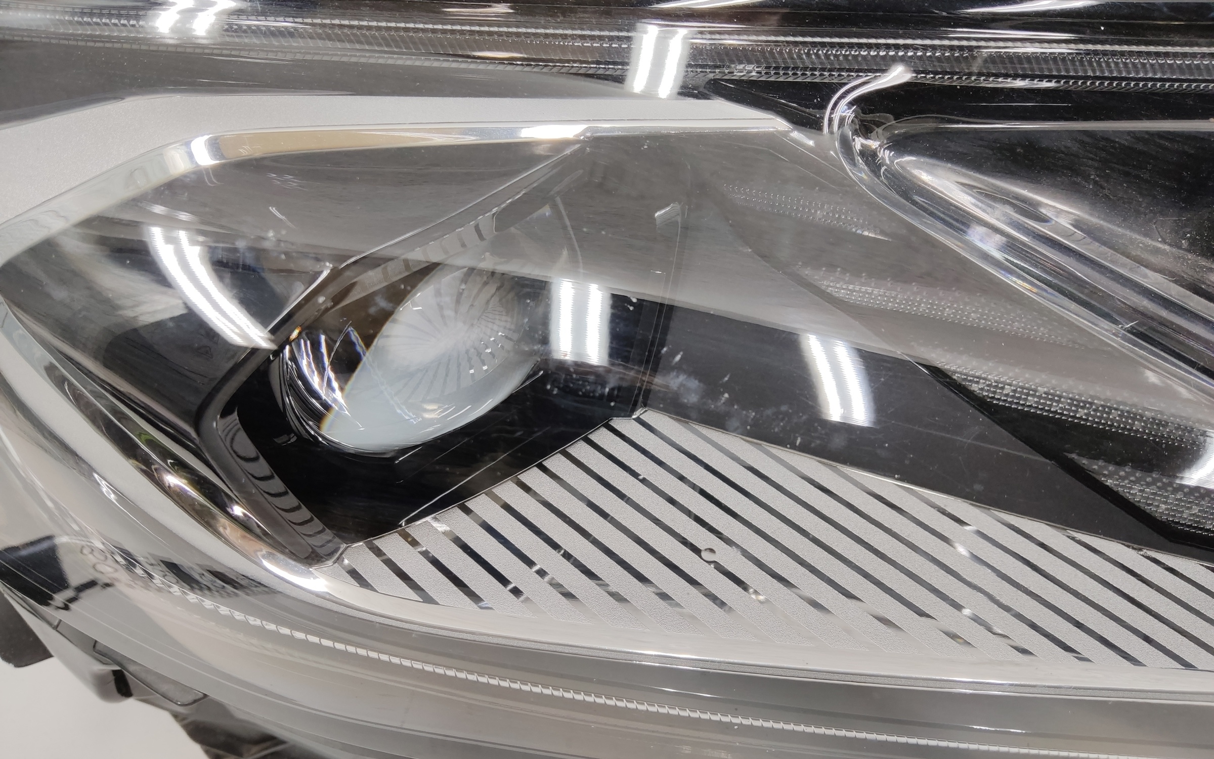 Фара передняя правая Toyota Camry V80 LED