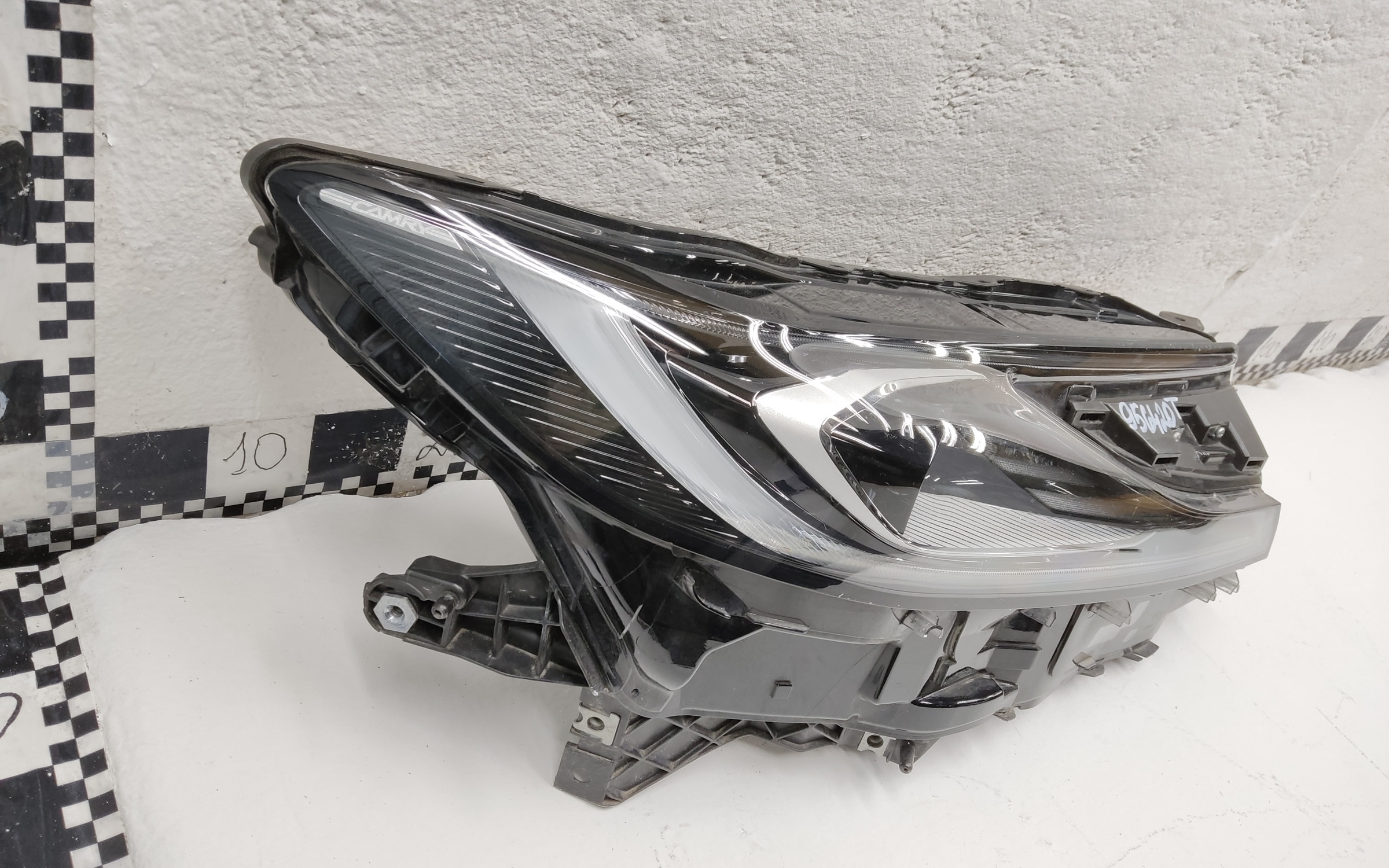 Фара передняя правая Toyota Camry V80 LED