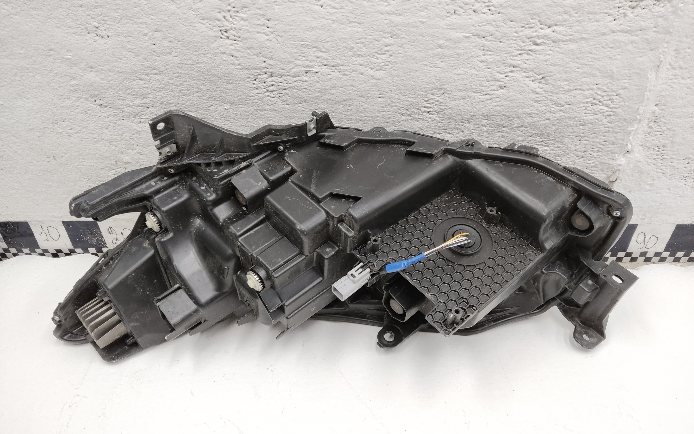 Фара передняя правая Toyota Camry V80 LED