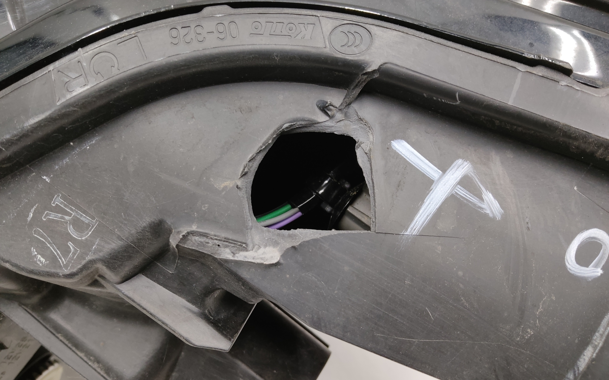 Фара передняя правая Toyota Camry V80 LED