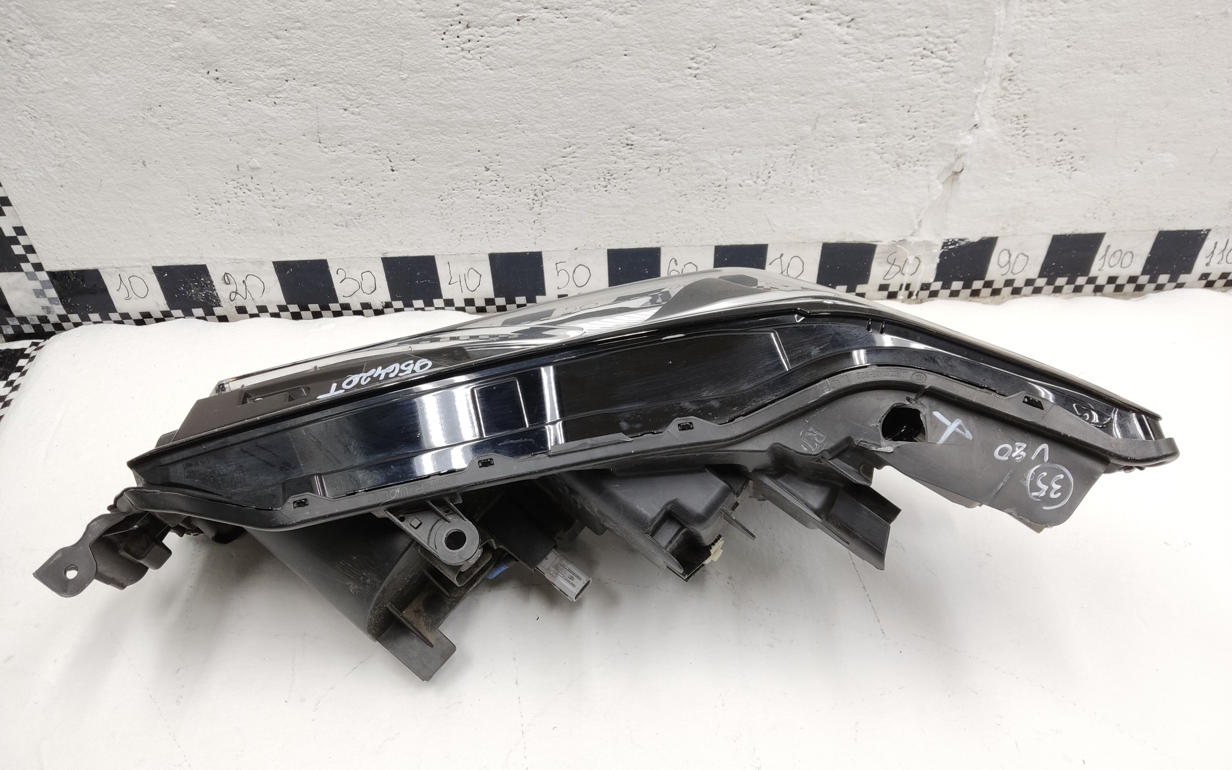 Фара передняя правая Toyota Camry V80 LED