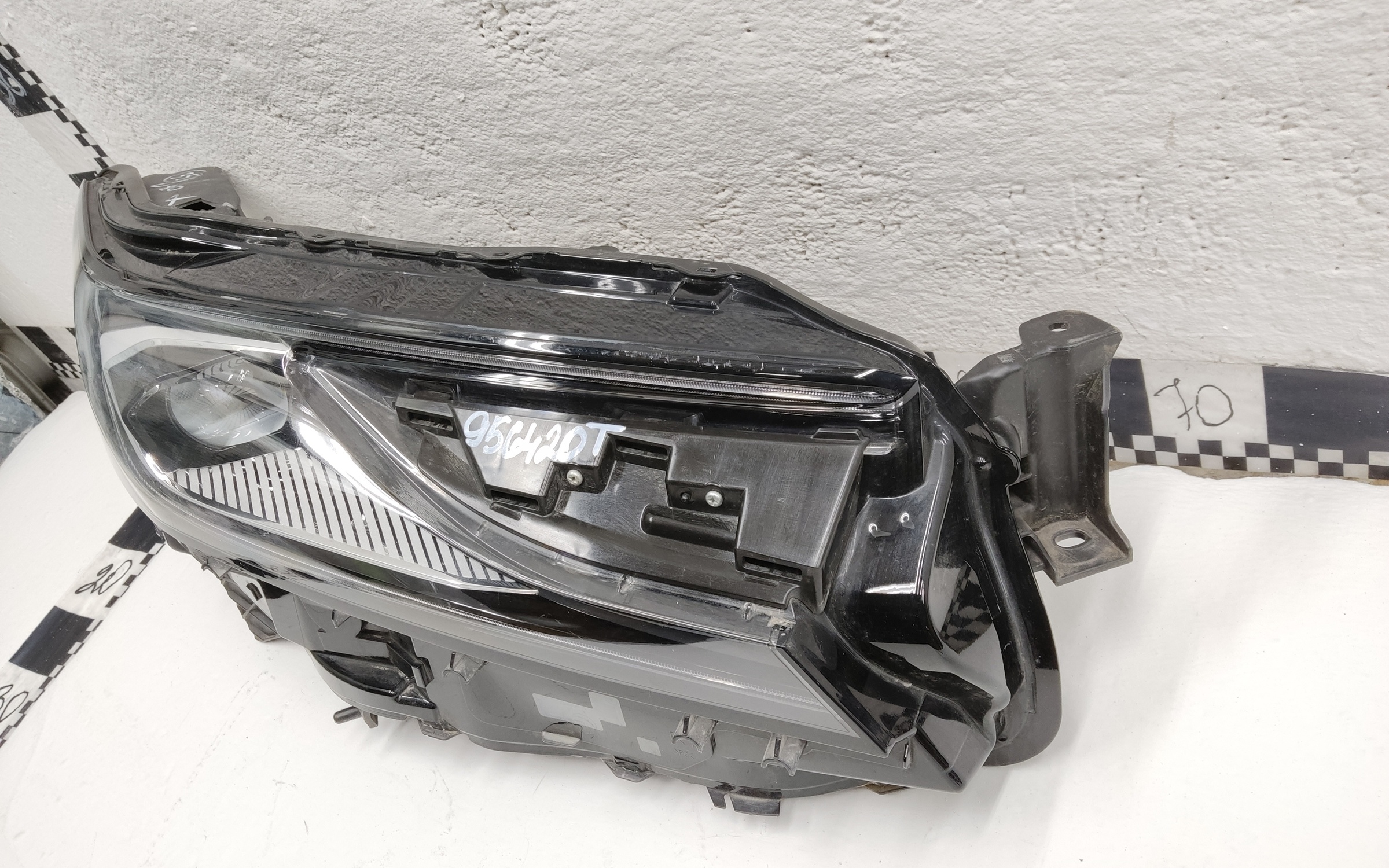 Фара передняя правая Toyota Camry V80 LED