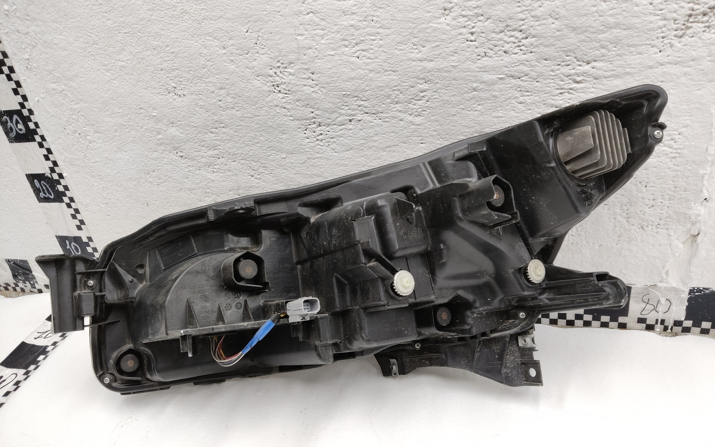 Фара передняя правая Toyota Camry V80 LED