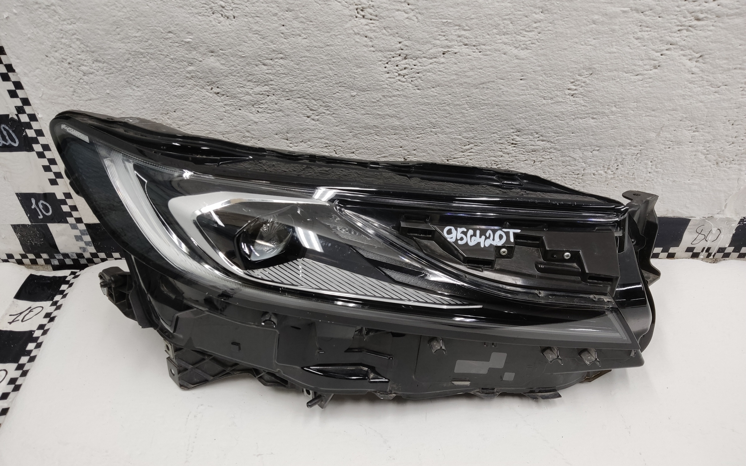 Фара передняя правая Toyota Camry V80 LED