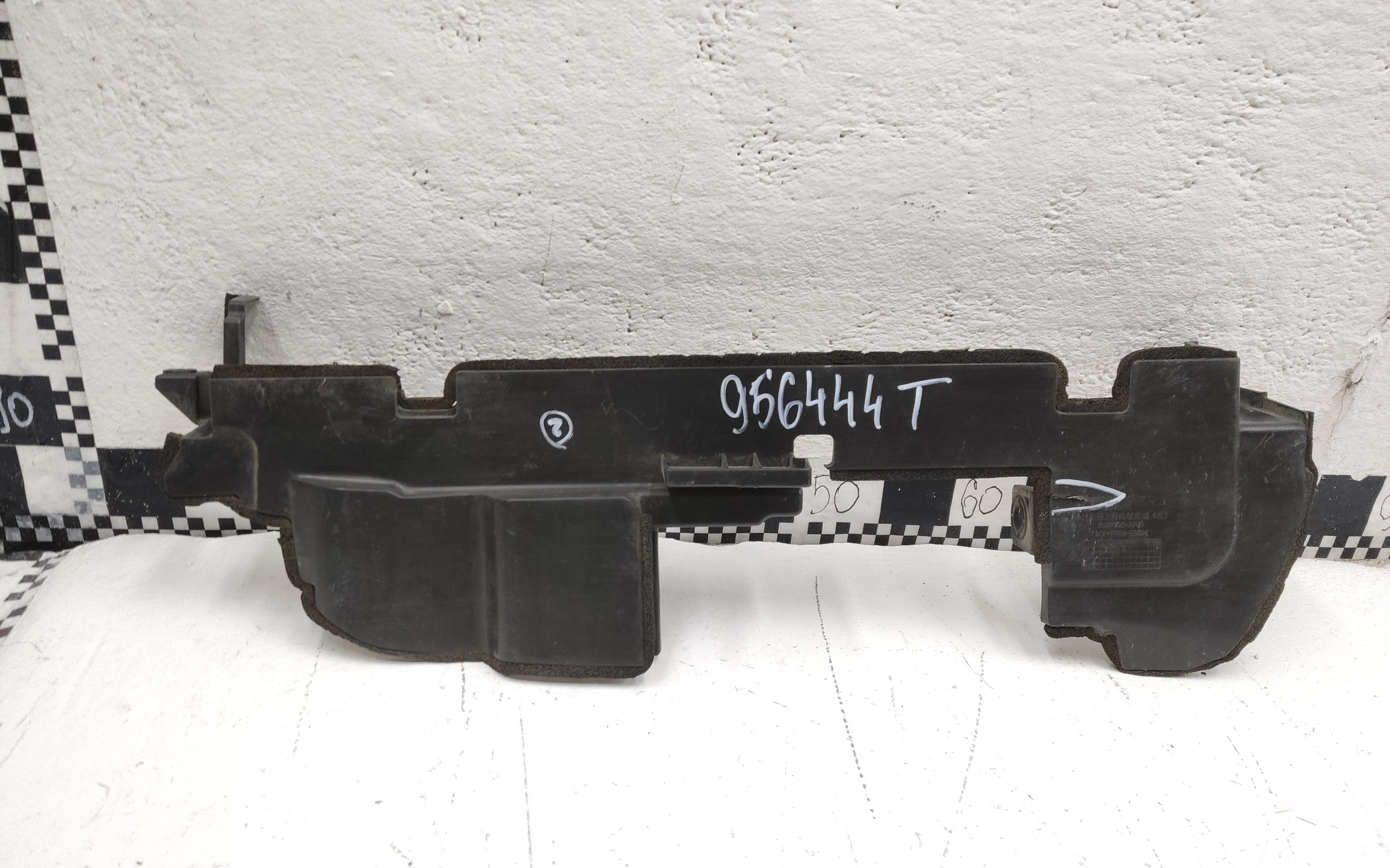 Дефлектор радиатора левый Changan CS95 Restail 2