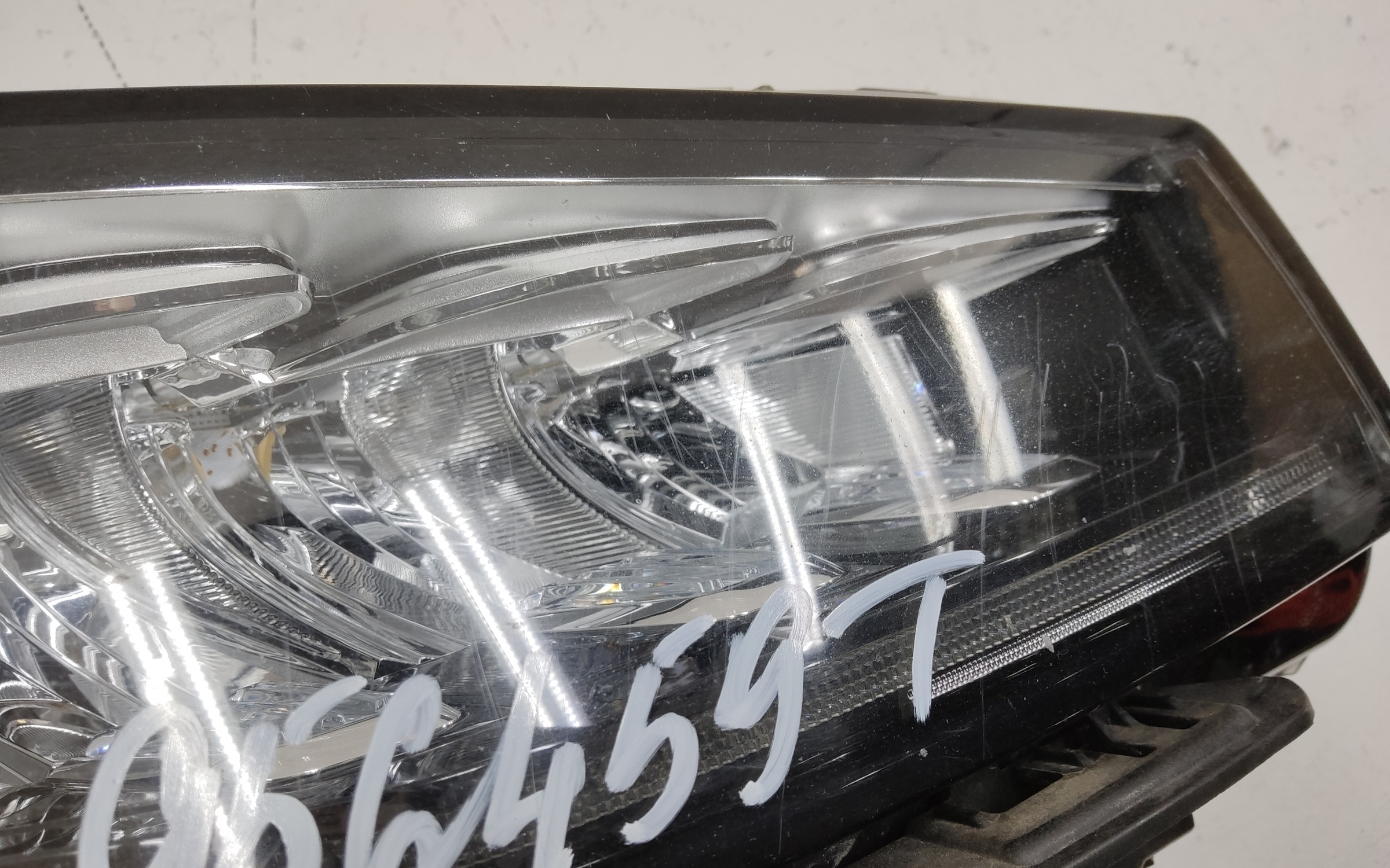 Фара передняя правая Geely Atlas Pro