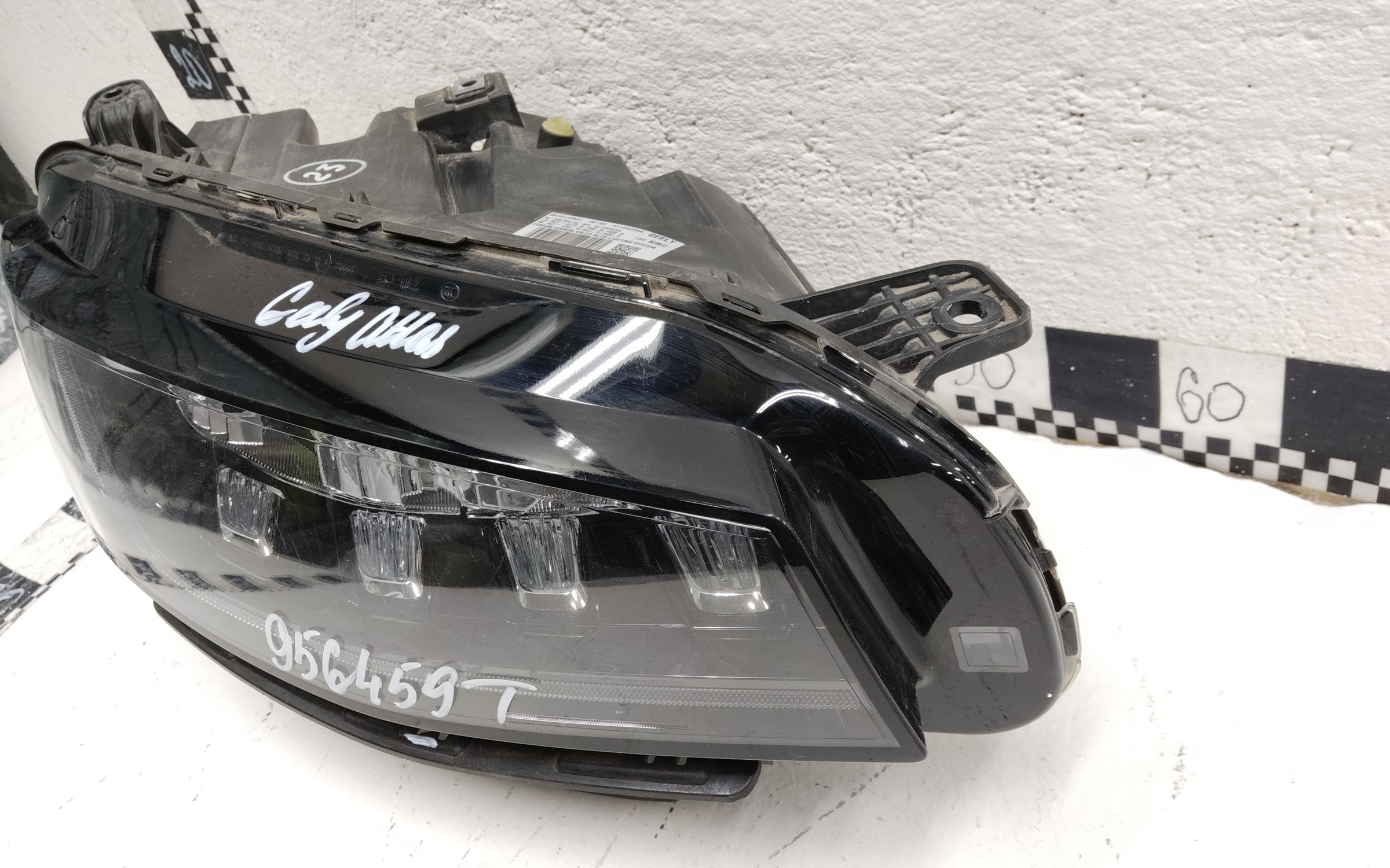 Фара передняя правая Geely Atlas Pro