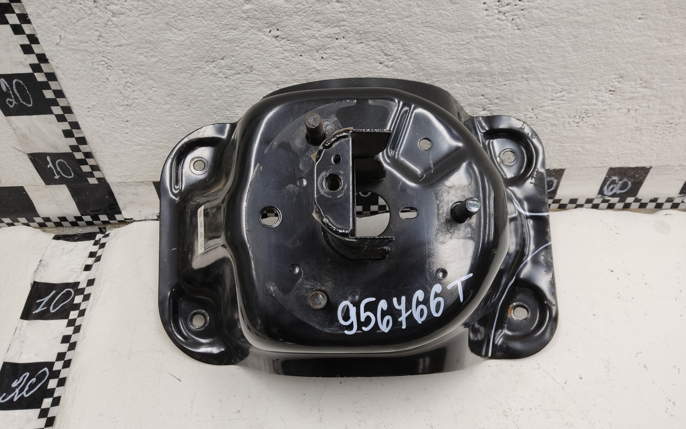 Кронштейн запасного колеса Tank 300