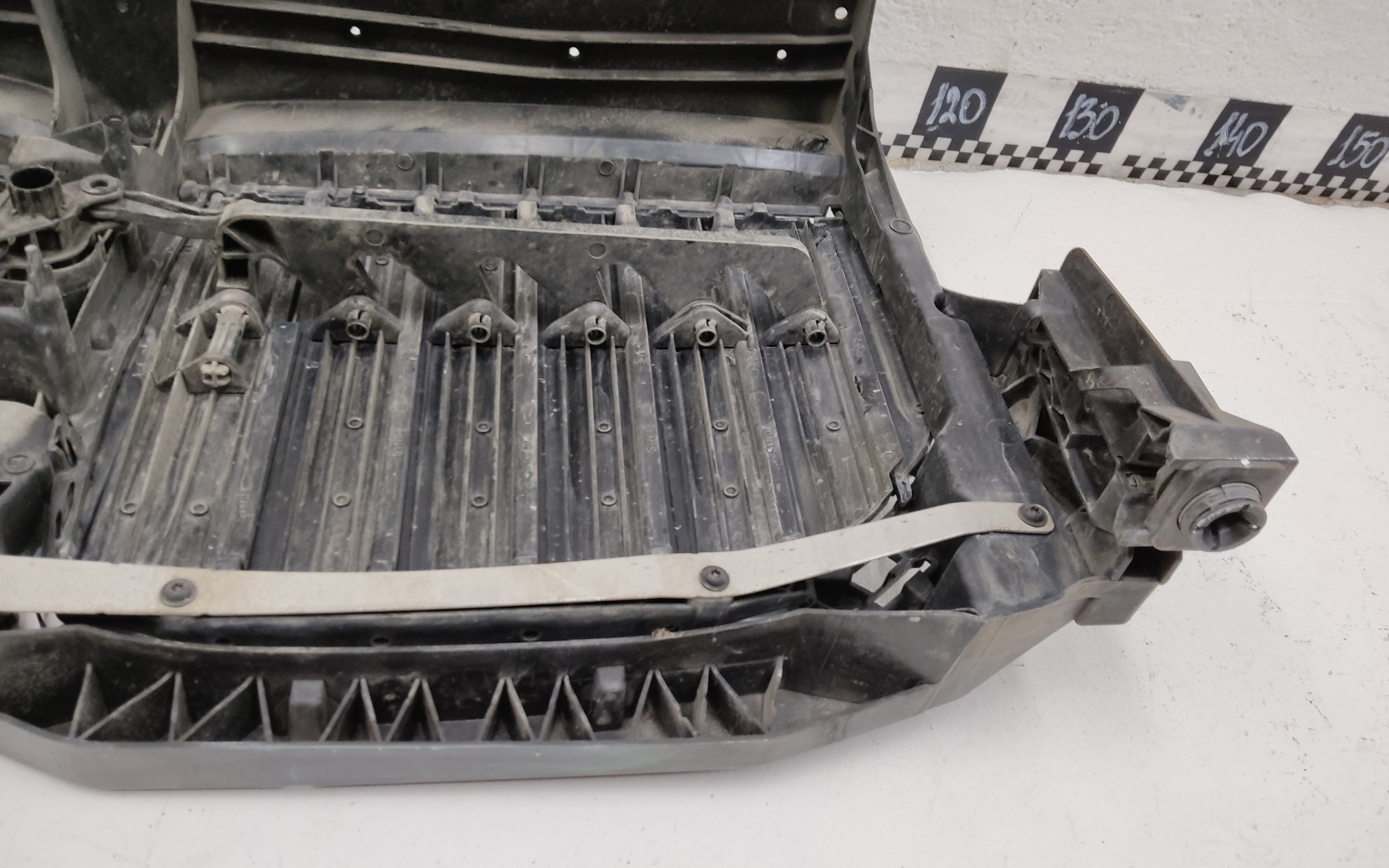 Жалюзи решетки радиатора BMW X7 G07 черные с серебристой полосой