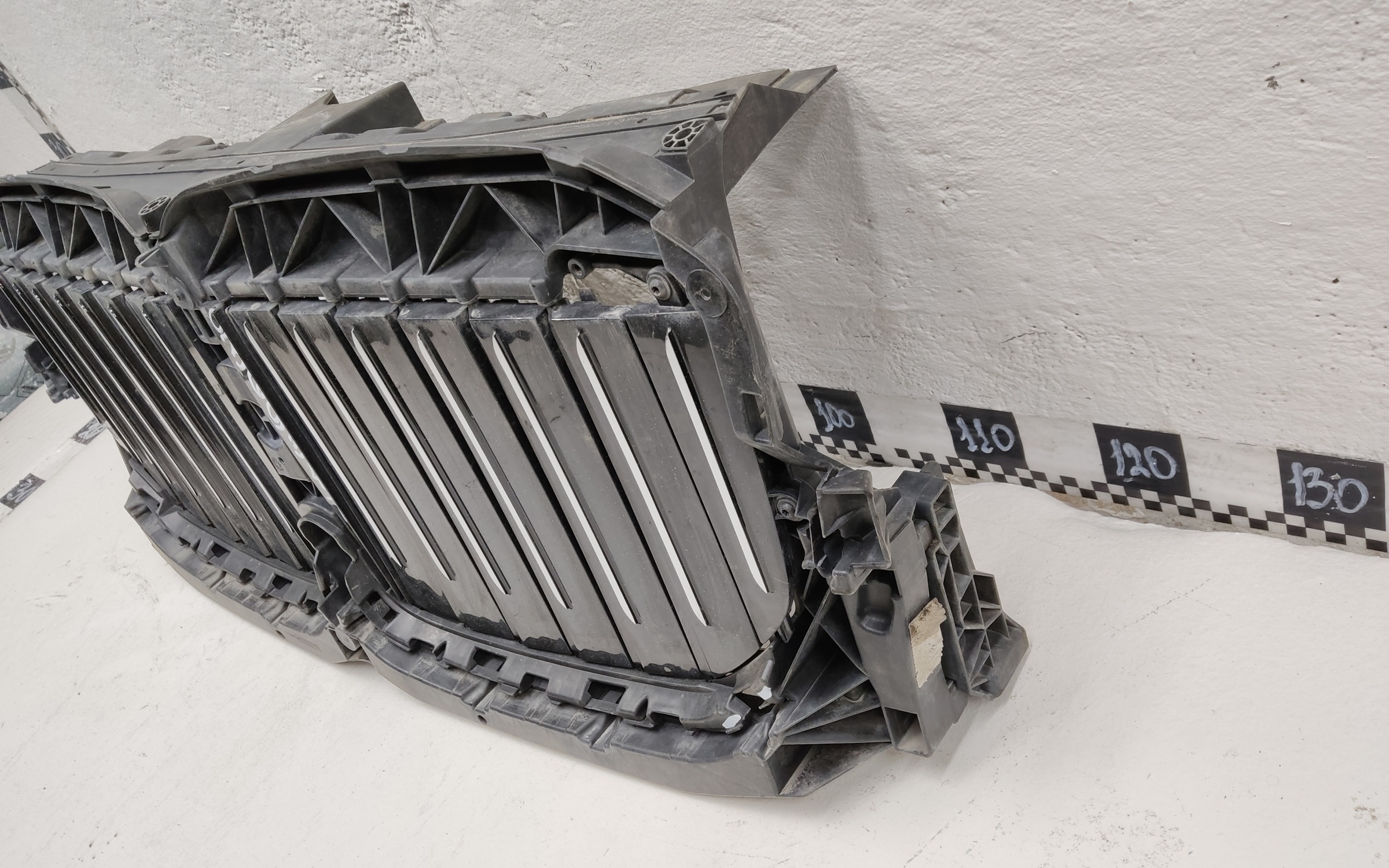 Жалюзи решетки радиатора BMW X7 G07 черные с серебристой полосой