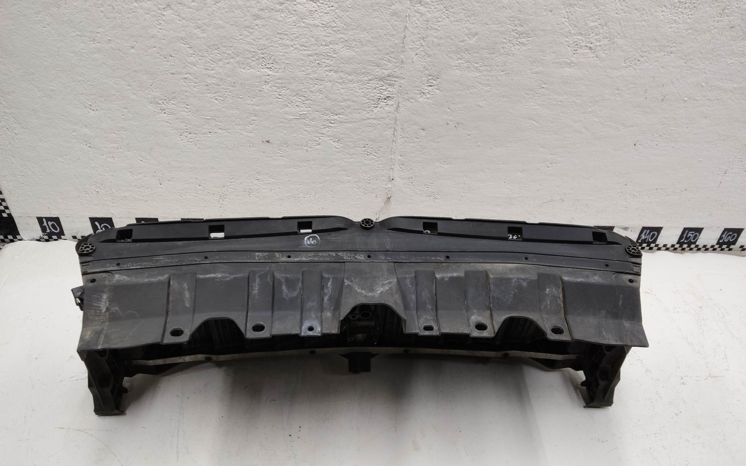 Жалюзи решетки радиатора BMW X7 G07 черные с серебристой полосой