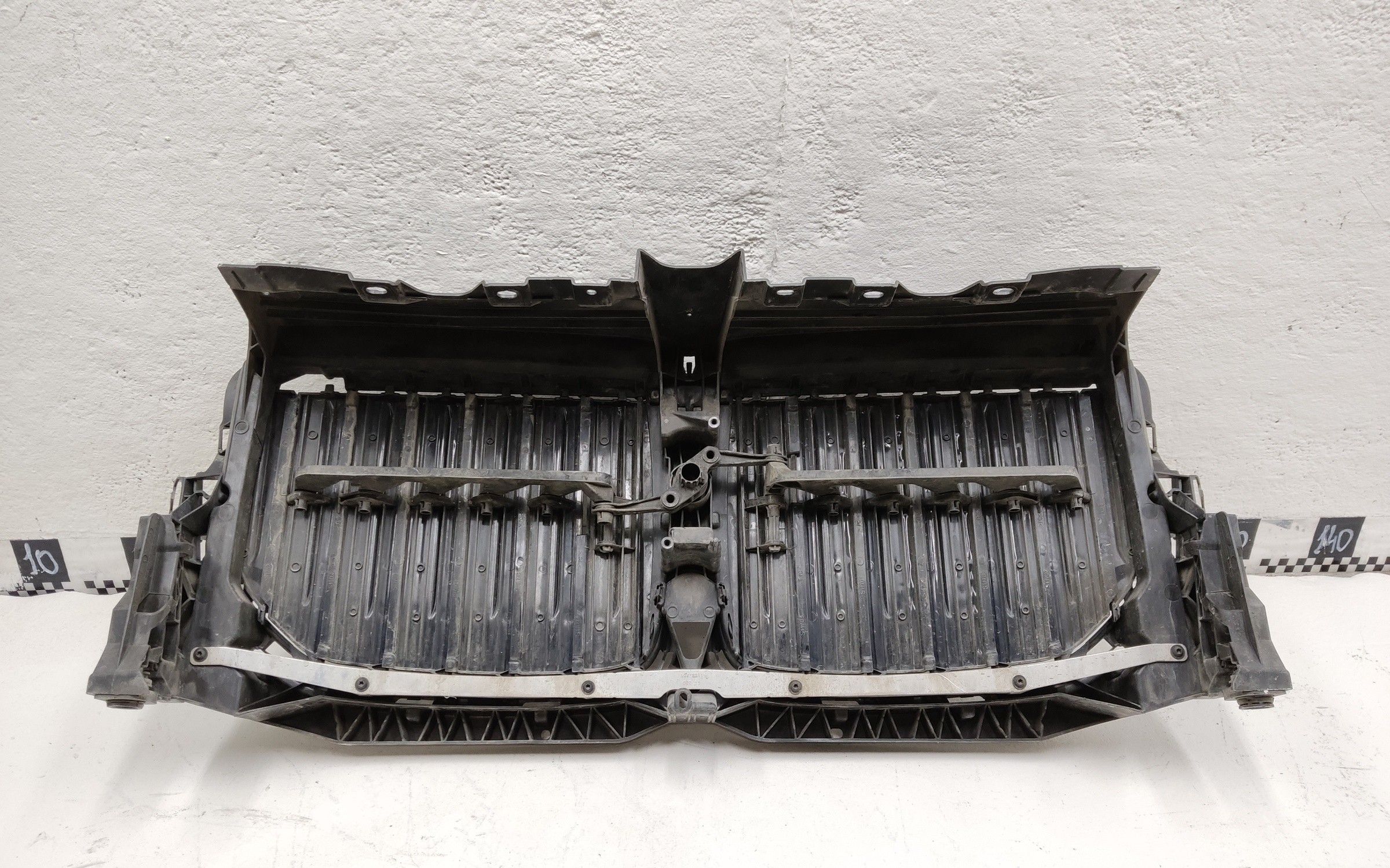 Жалюзи решетки радиатора BMW X7 G07 черные с серебристой полосой