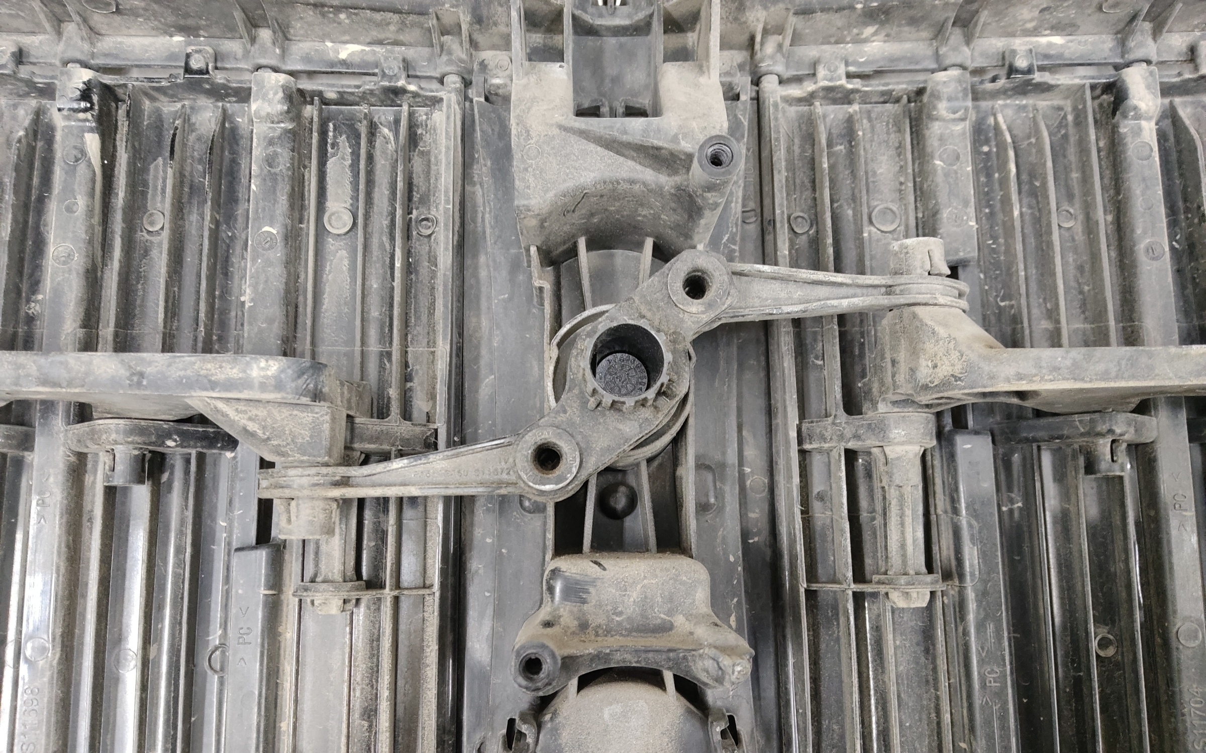 Жалюзи решетки радиатора BMW X7 G07 черные с серебристой полосой