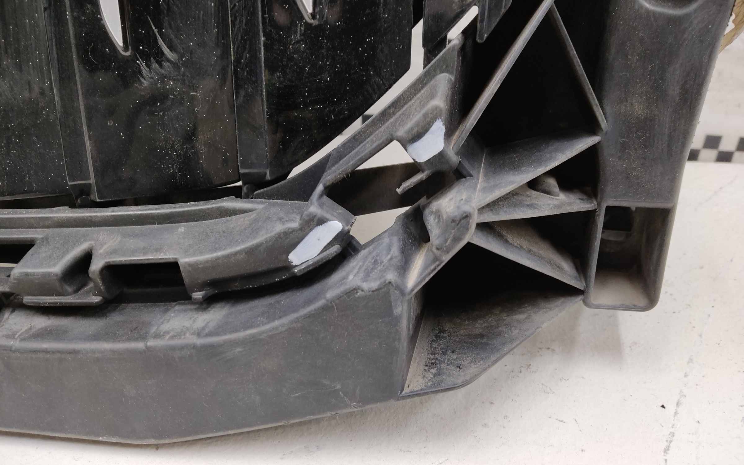 Жалюзи решетки радиатора BMW X7 G07 черные с серебристой полосой