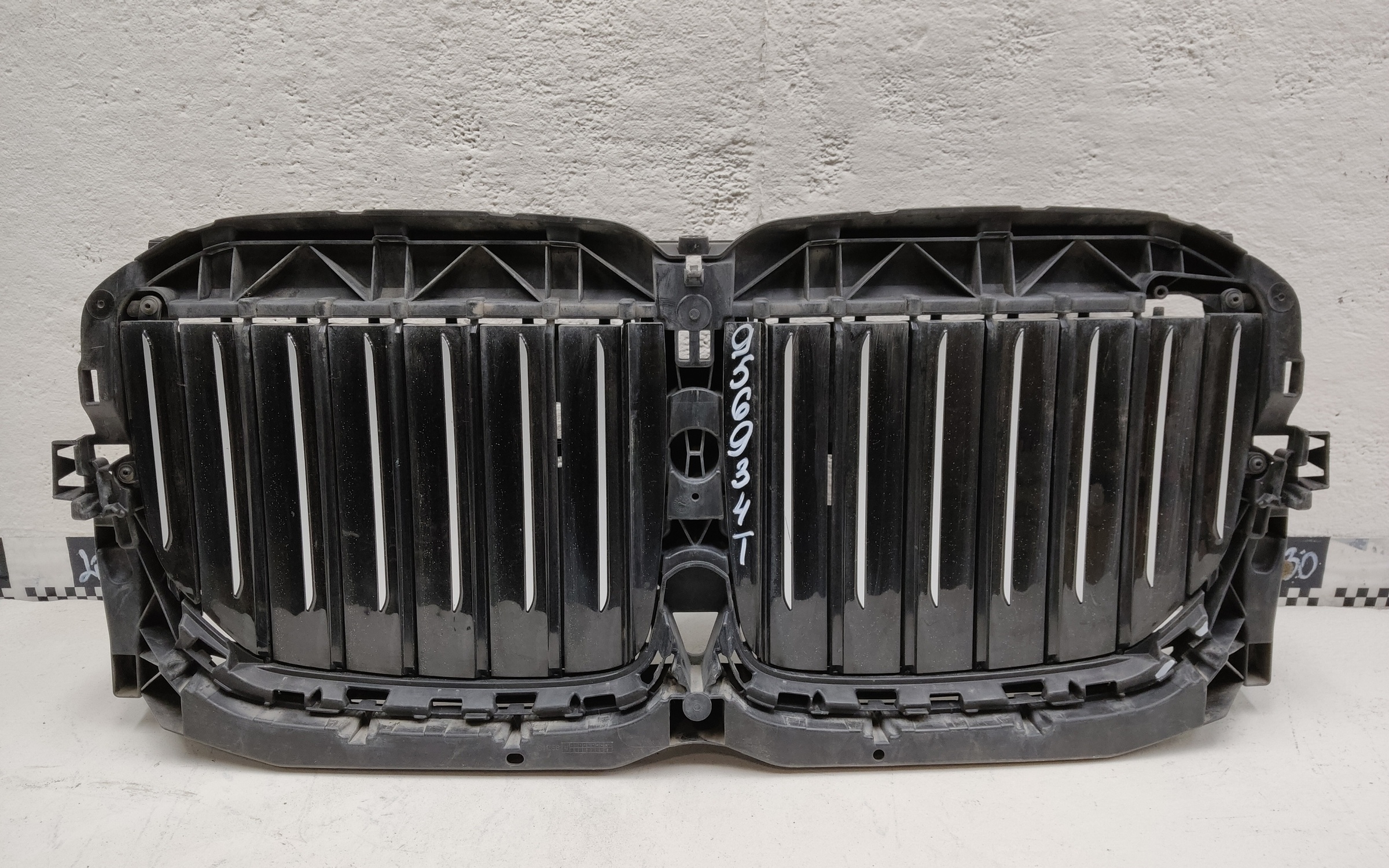 Жалюзи решетки радиатора BMW X7 G07 черные с серебристой полосой
