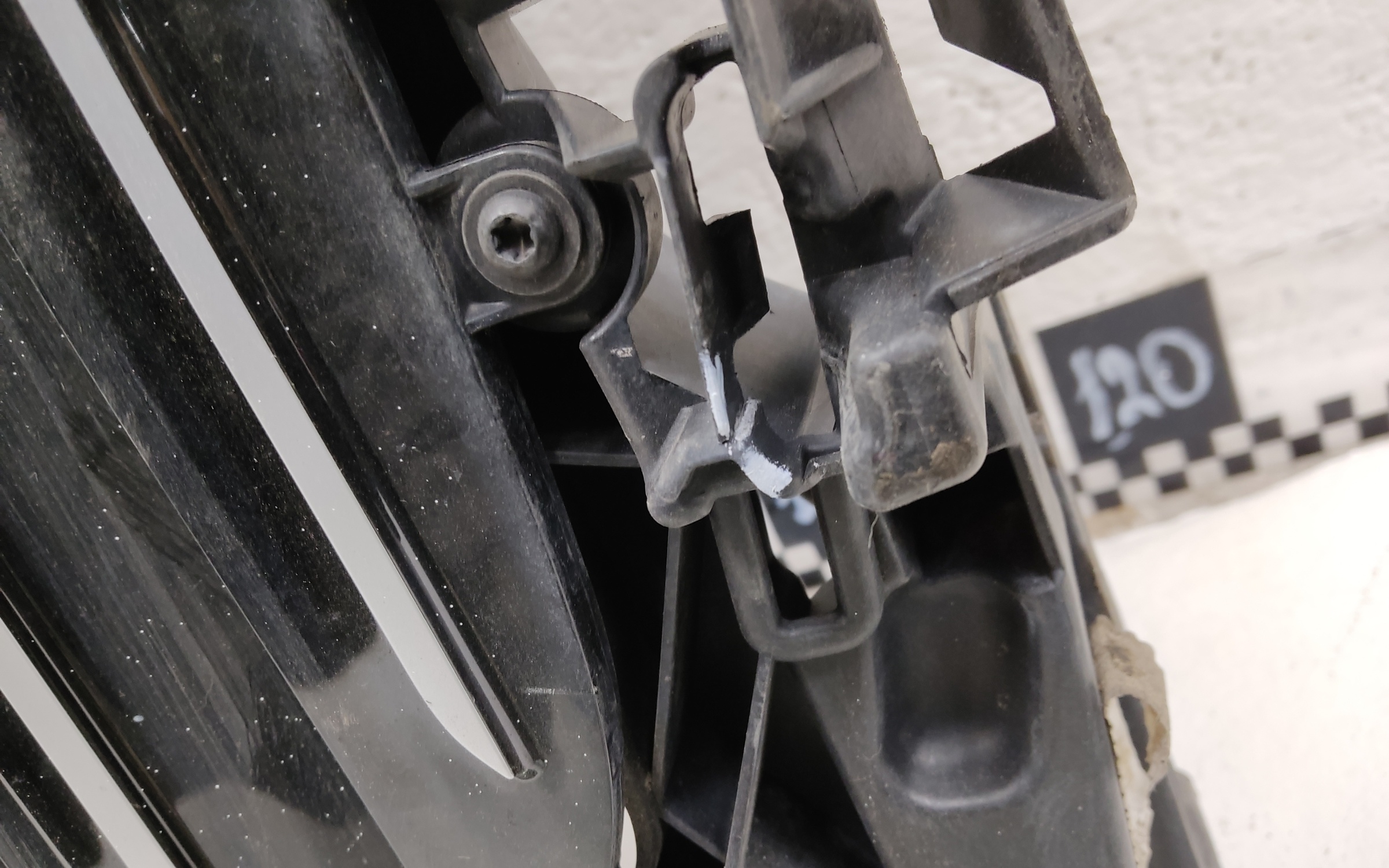 Жалюзи решетки радиатора BMW X7 G07 черные с серебристой полосой