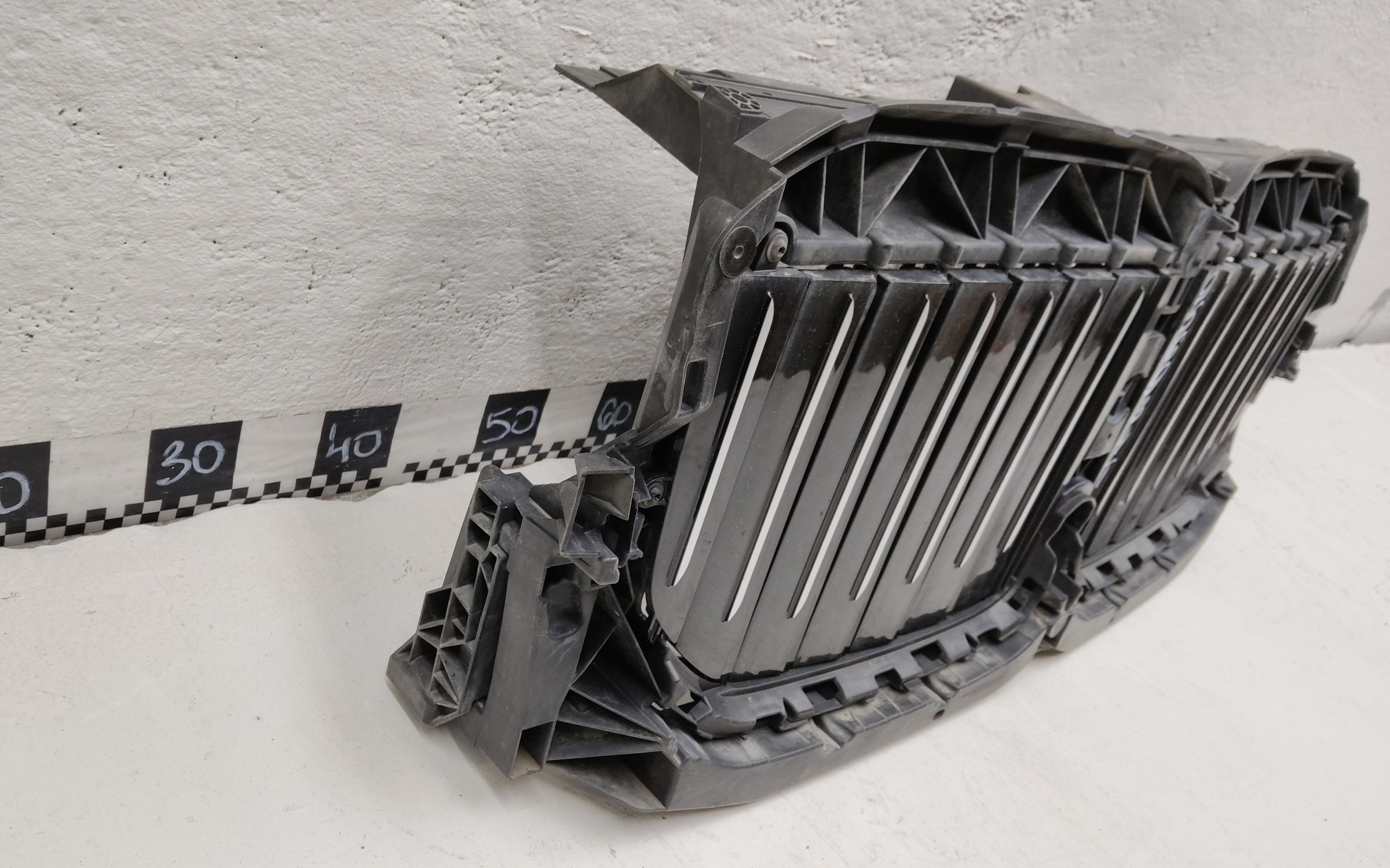 Жалюзи решетки радиатора BMW X7 G07 черные с серебристой полосой
