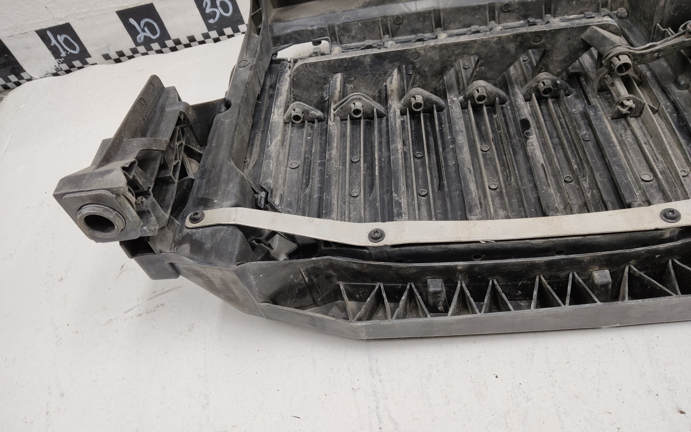 Жалюзи решетки радиатора BMW X7 G07 черные с серебристой полосой