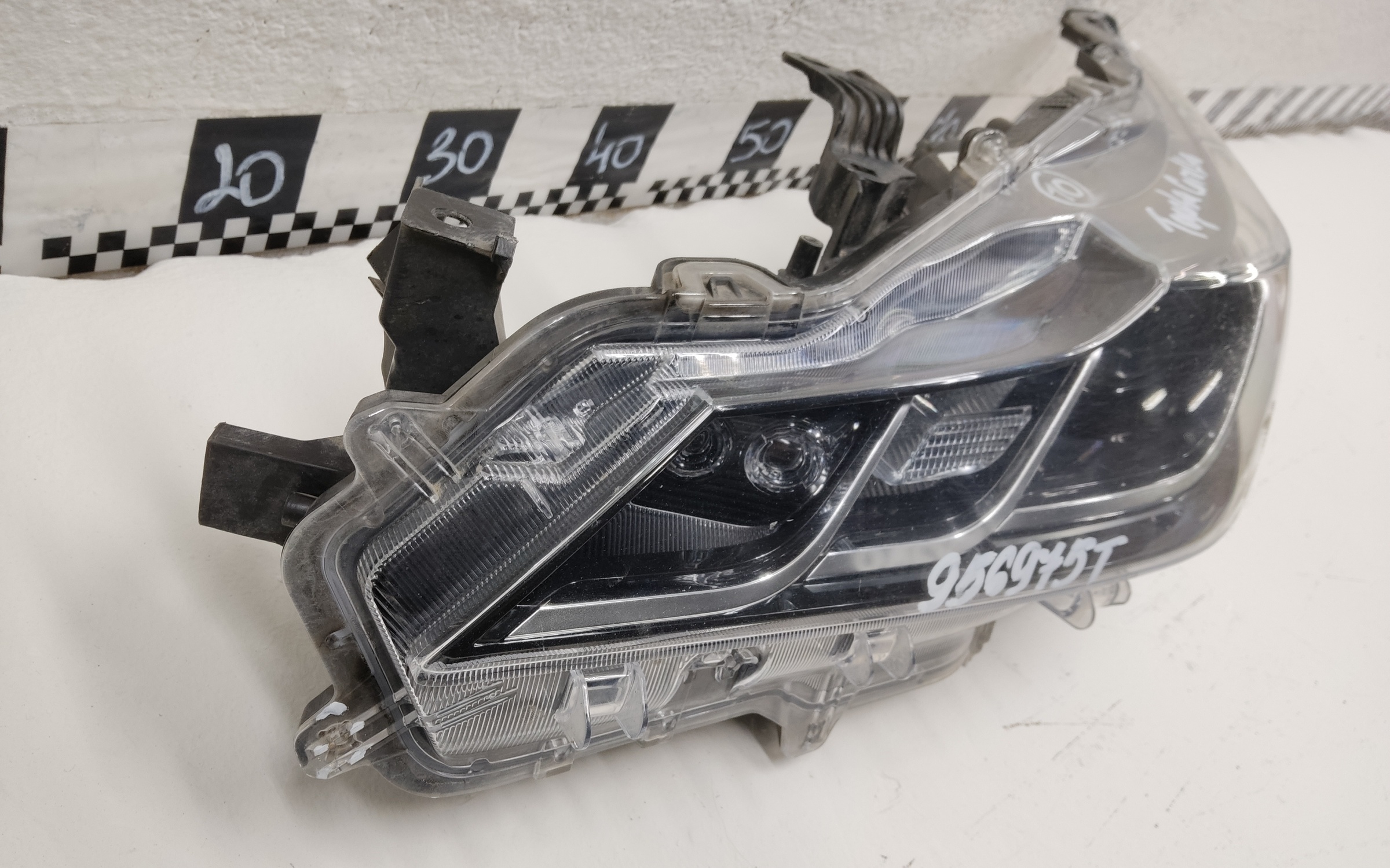 Фара передняя левая Toyota Corolla Е210 галоген