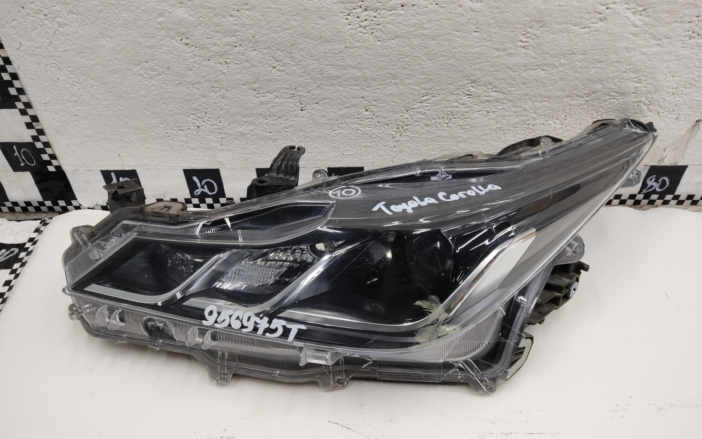 Фара передняя левая Toyota Corolla Е210 галоген