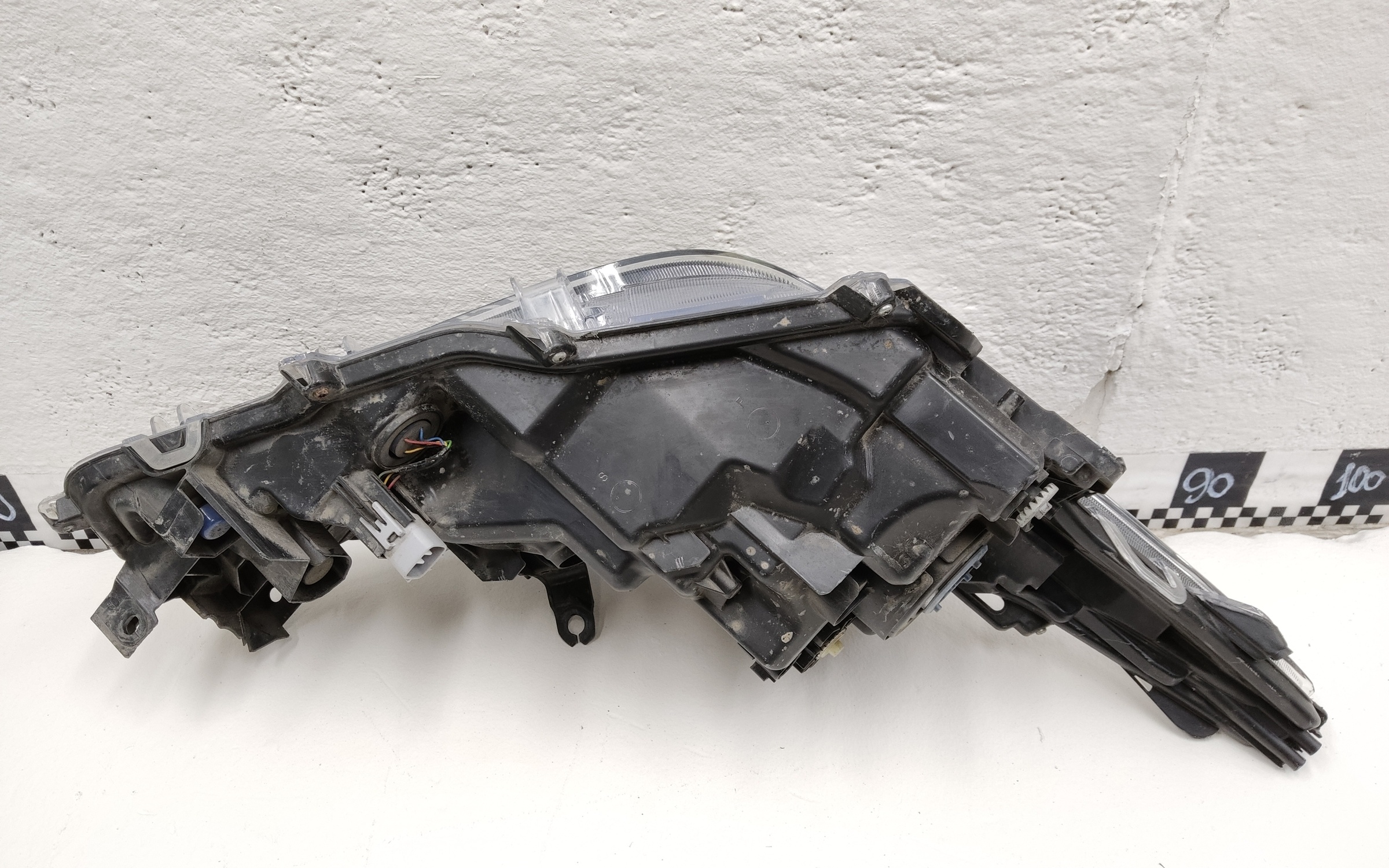 Фара передняя левая Toyota Corolla Е210 галоген