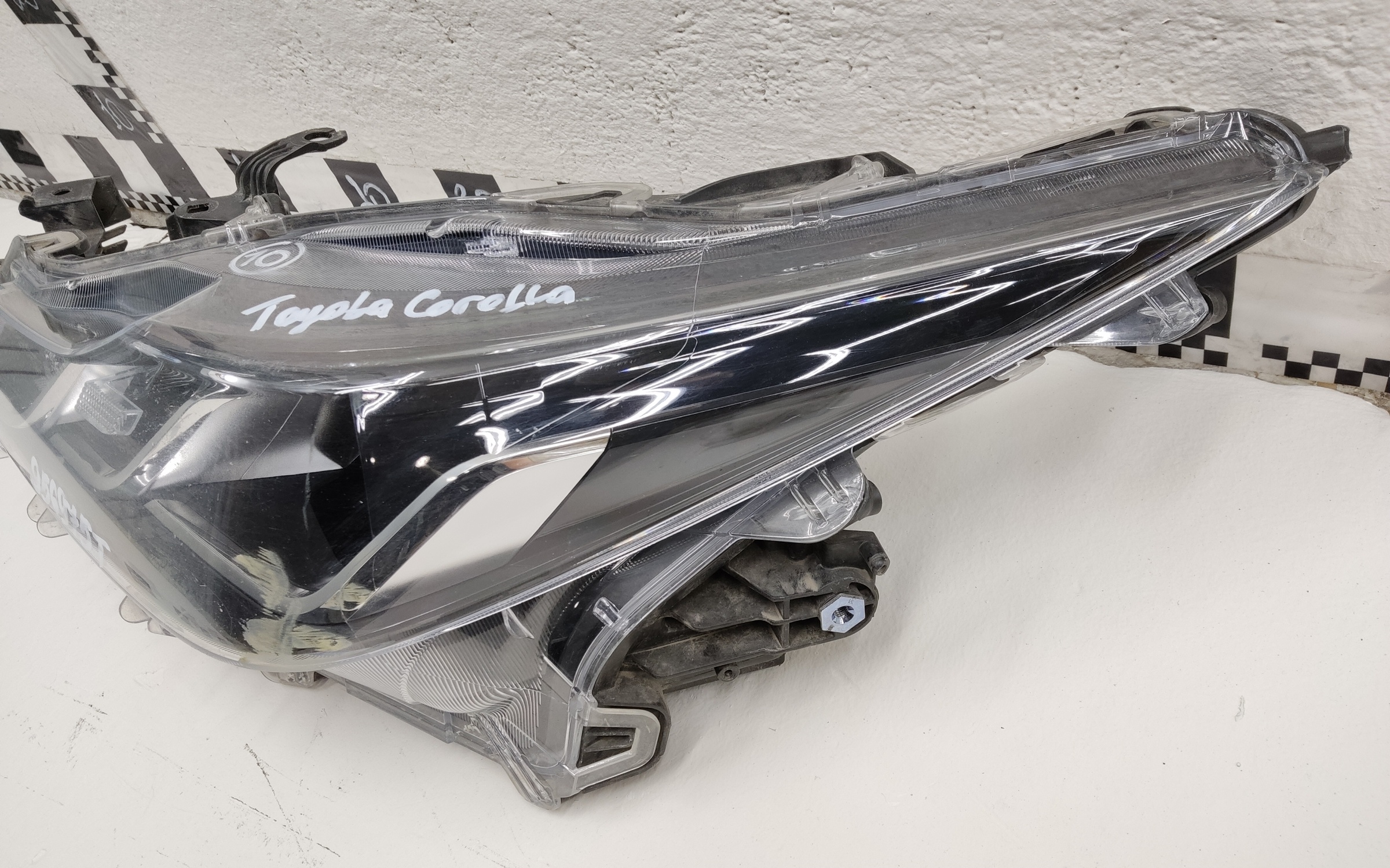 Фара передняя левая Toyota Corolla Е210 галоген