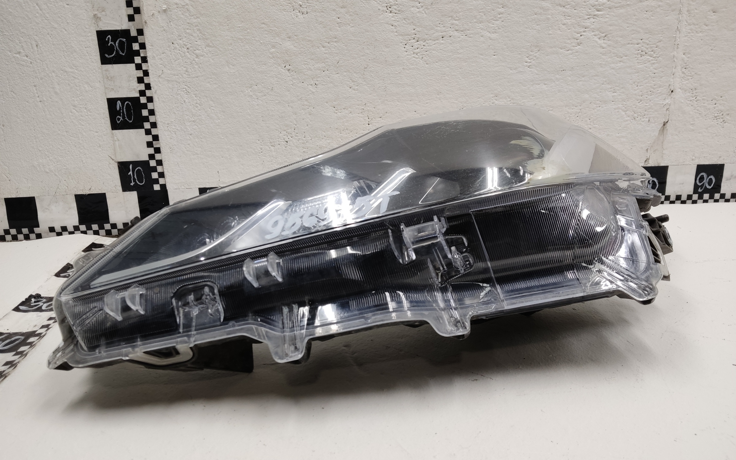 Фара передняя левая Toyota Corolla Е210 галоген