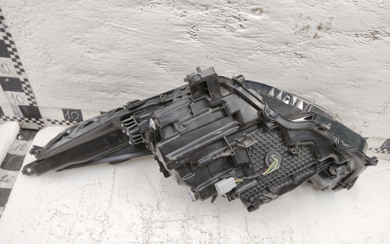 Фара передняя правая Toyota Highlander 4 LED