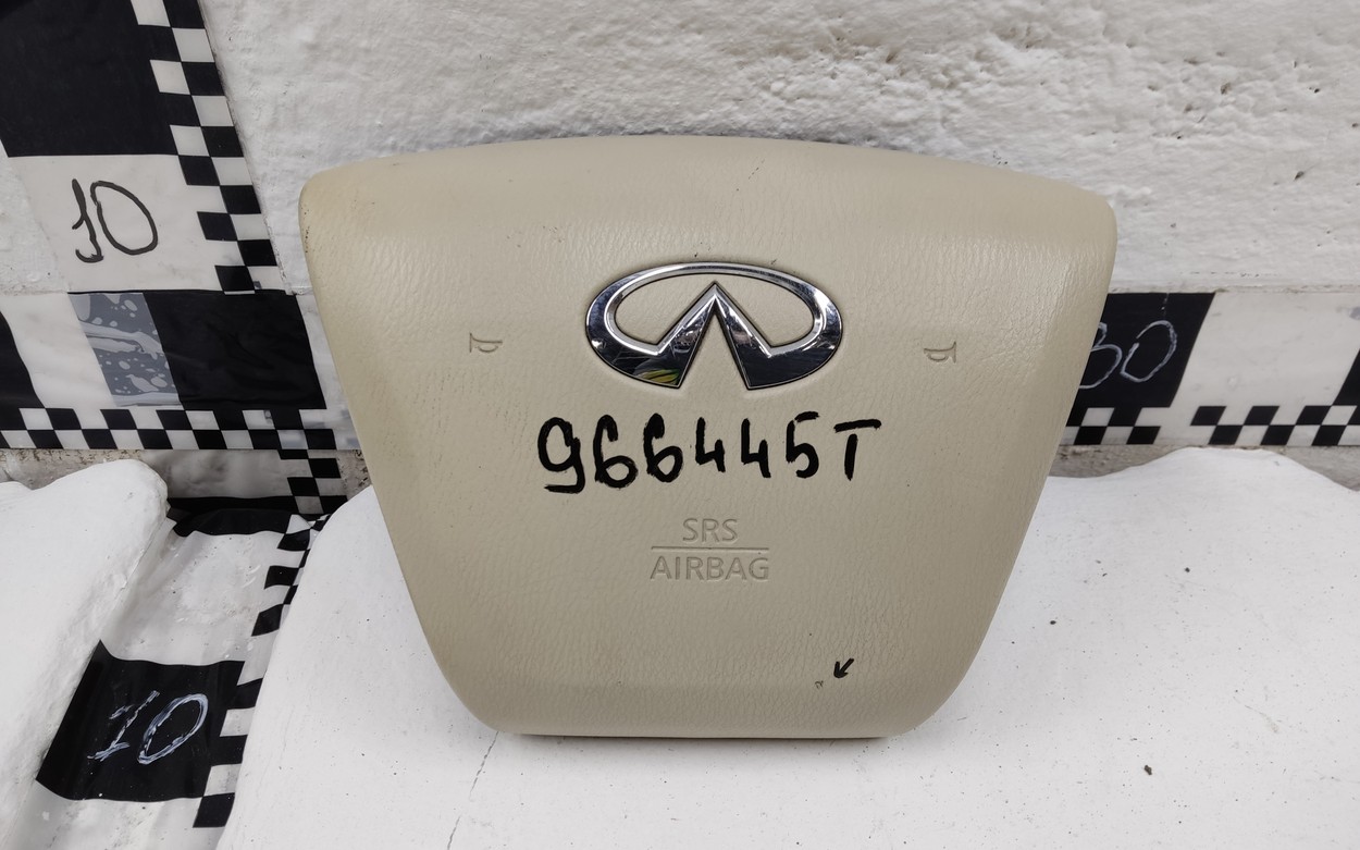 Подушка безопасности водителя "Airbag" Infiniti QX80 бежевая