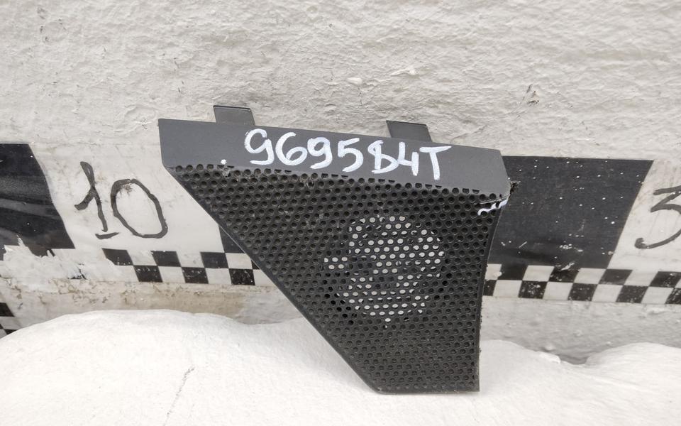 Решетка динамика переднего правого в стойке Kia K5 3