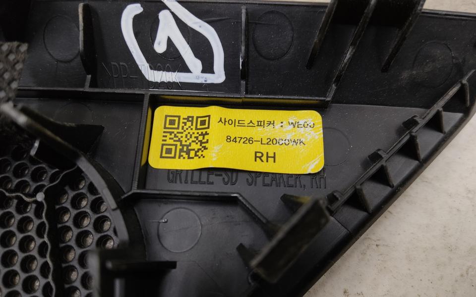 Решетка динамика переднего правого в стойке Kia K5 3