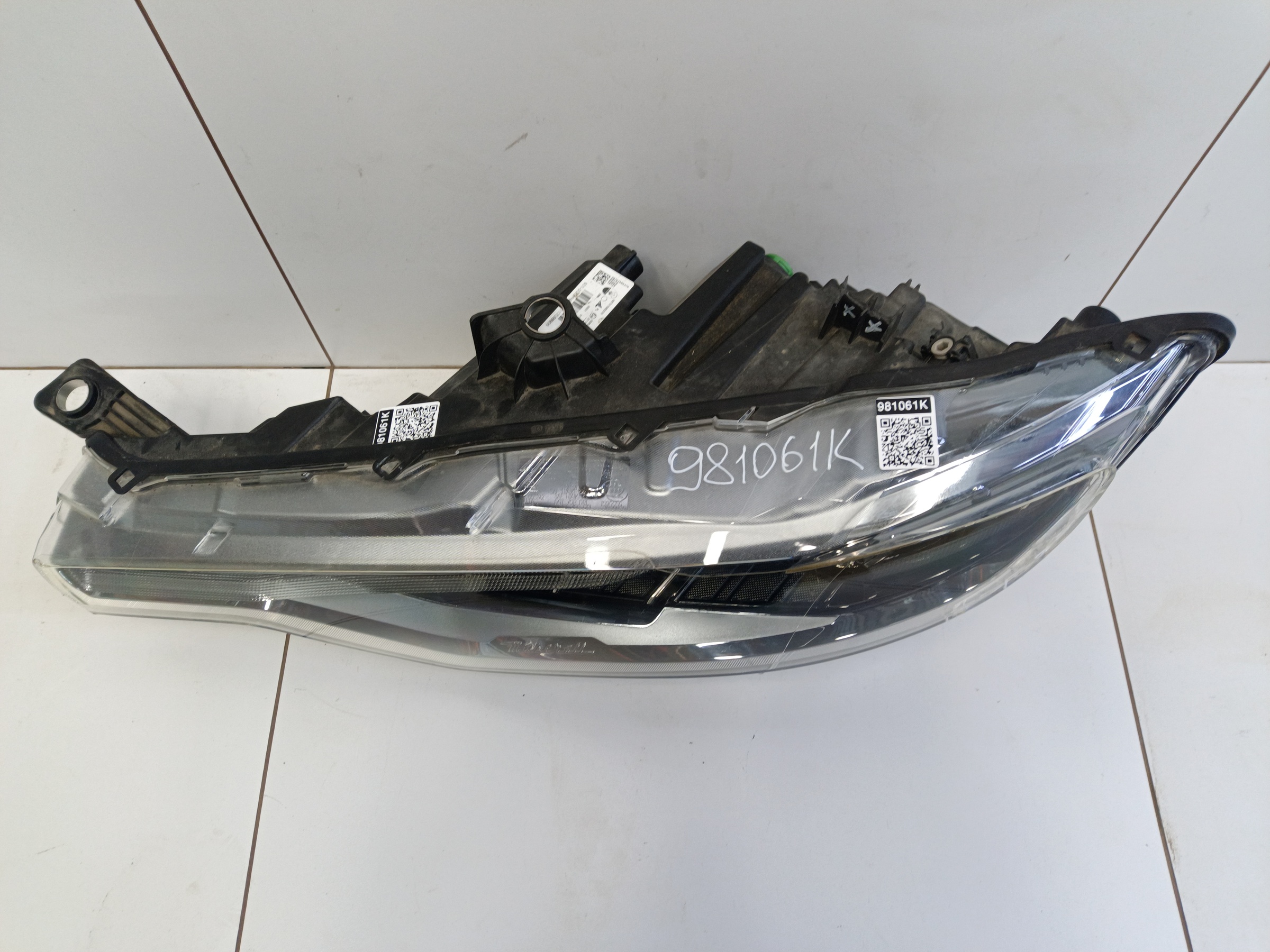 Фара передняя левая Maserati Levante 1 Restail