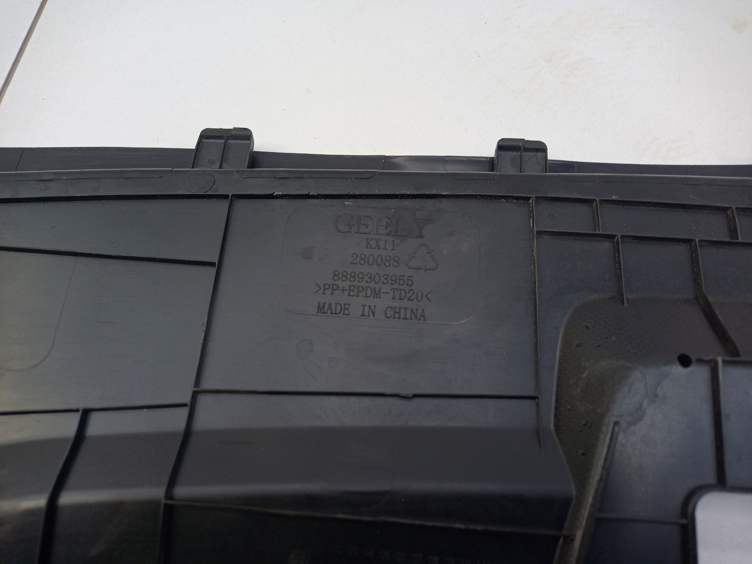 Накладка передней панели Geely Monjaro